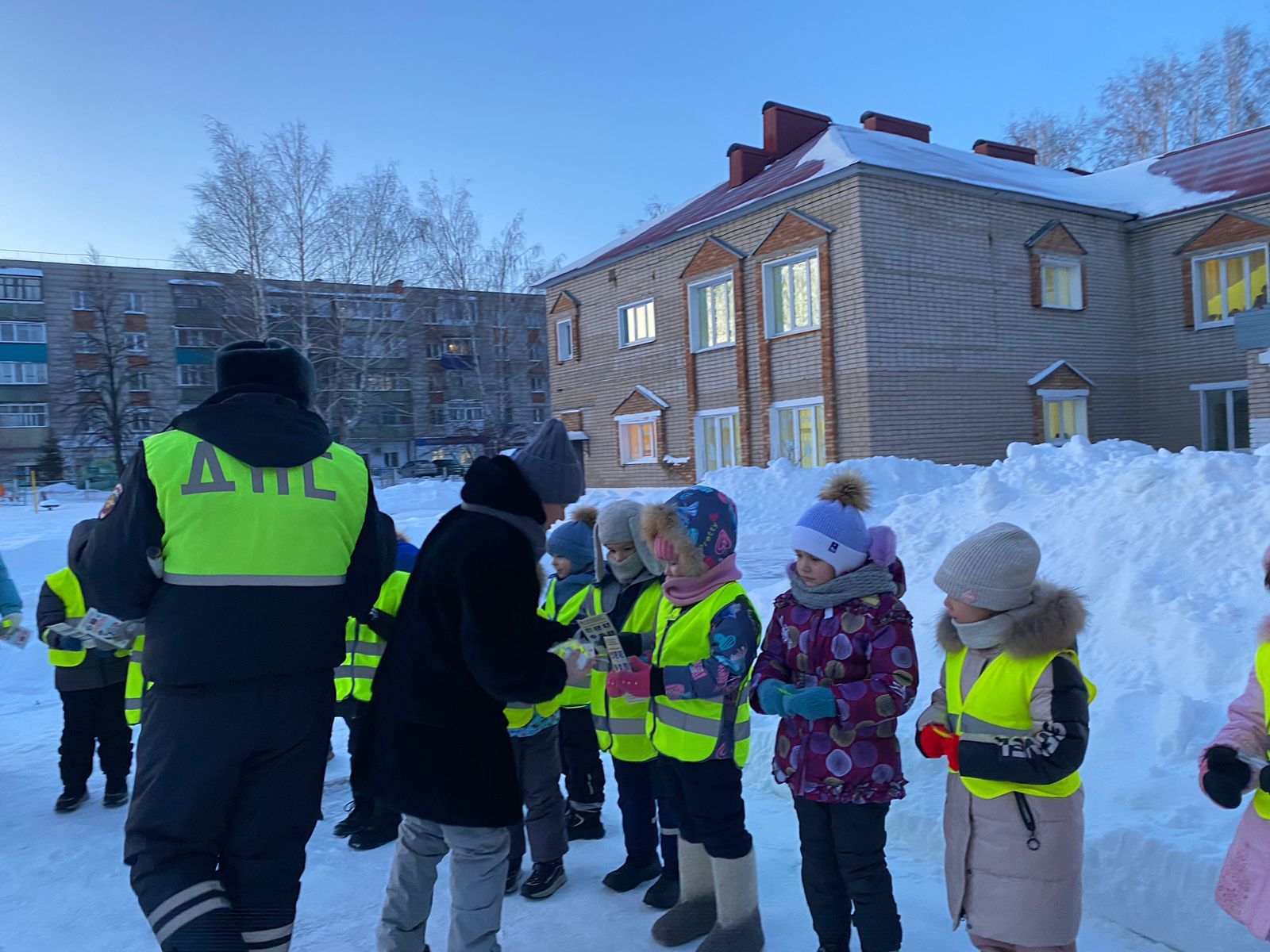 Акция «Дорога- символ жизни» прошла в детском саду «Сказка»
