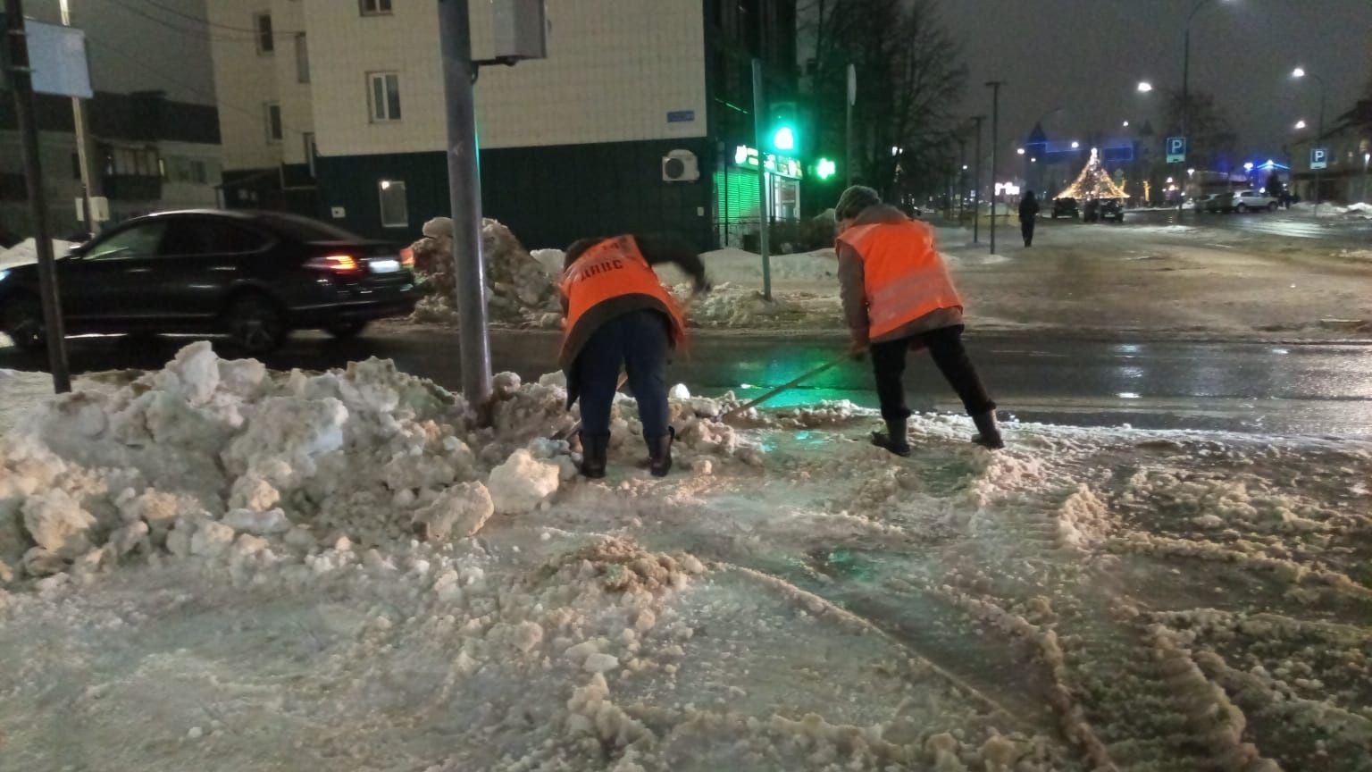 В Нурлате работы по уборке снега продолжаются и ночью