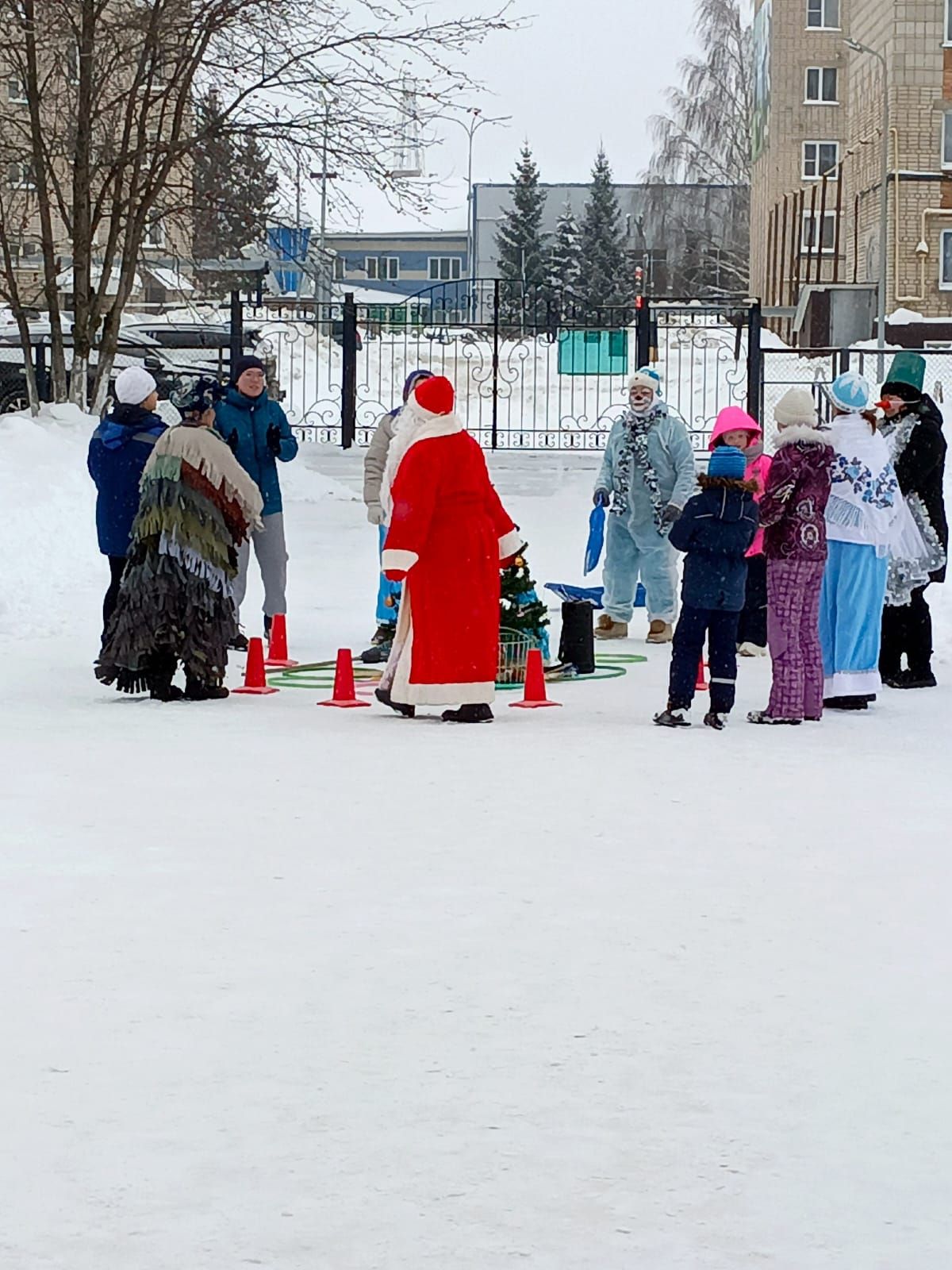 В детском саду «Сказка» родители воспитанников водили хоровод
