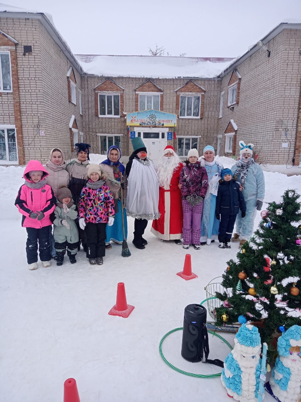 В детском саду «Сказка» родители воспитанников водили хоровод