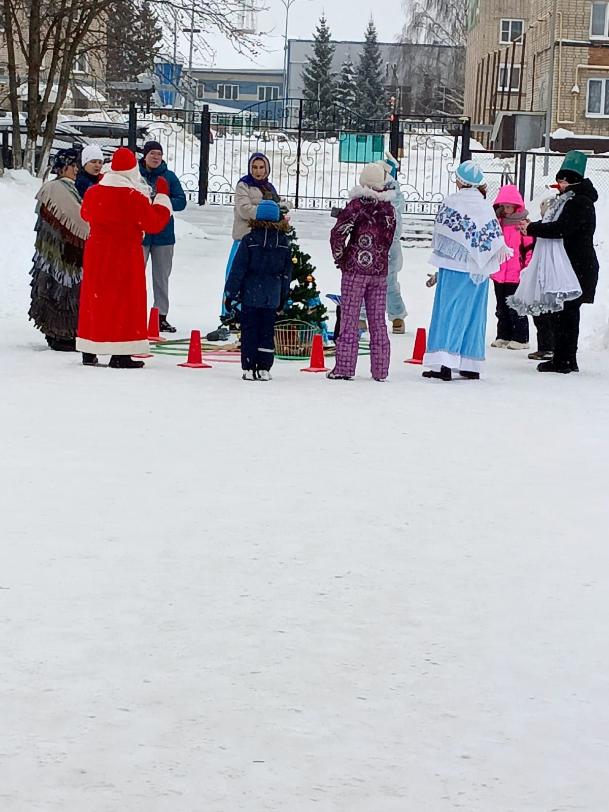 В детском саду «Сказка» родители воспитанников водили хоровод
