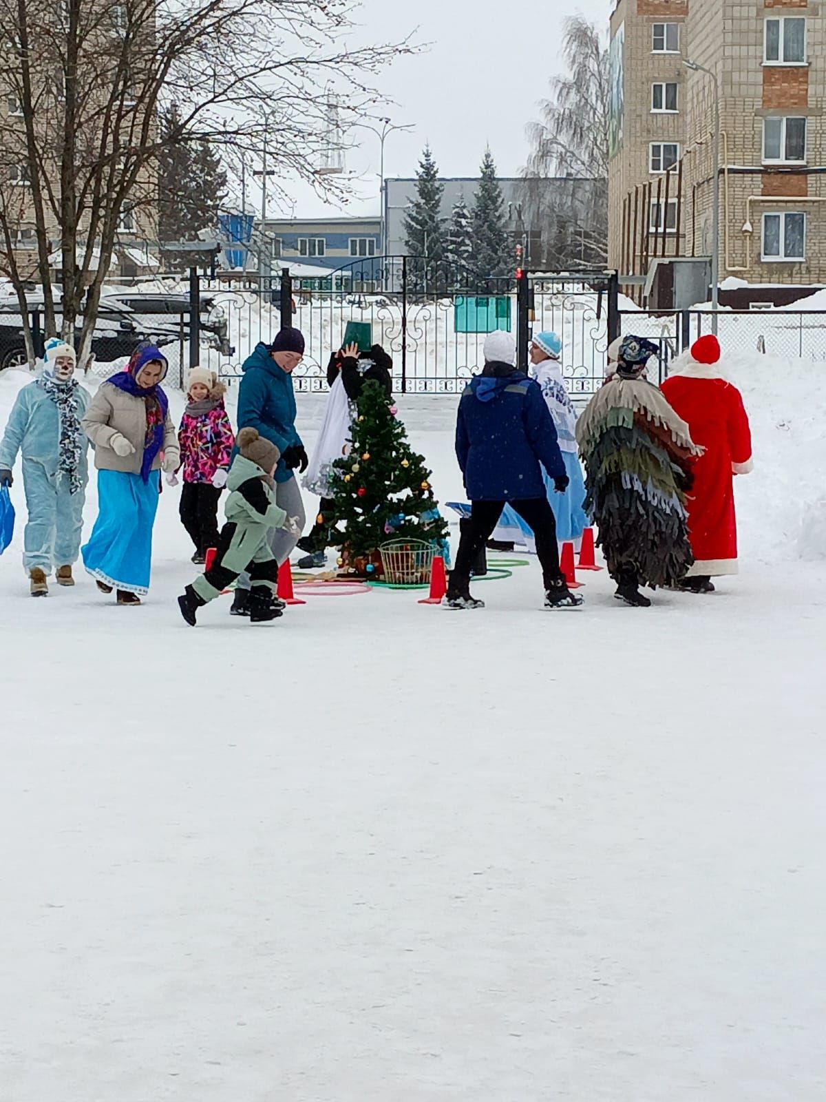 В детском саду «Сказка» родители воспитанников водили хоровод