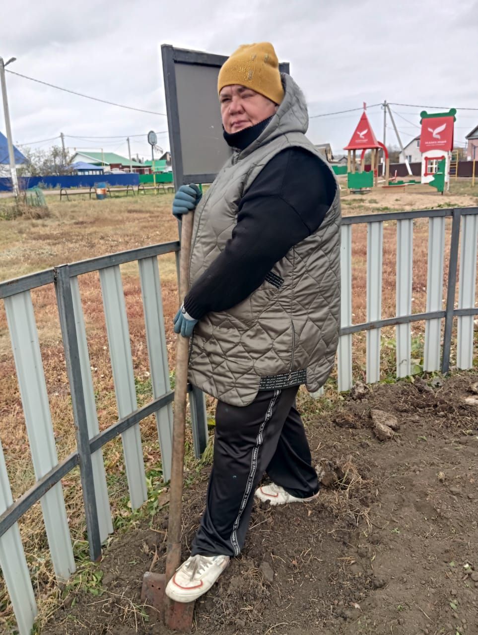 Память о героях расцветает: волонтёры Нурлата высадили цветы у «Журавлей»
