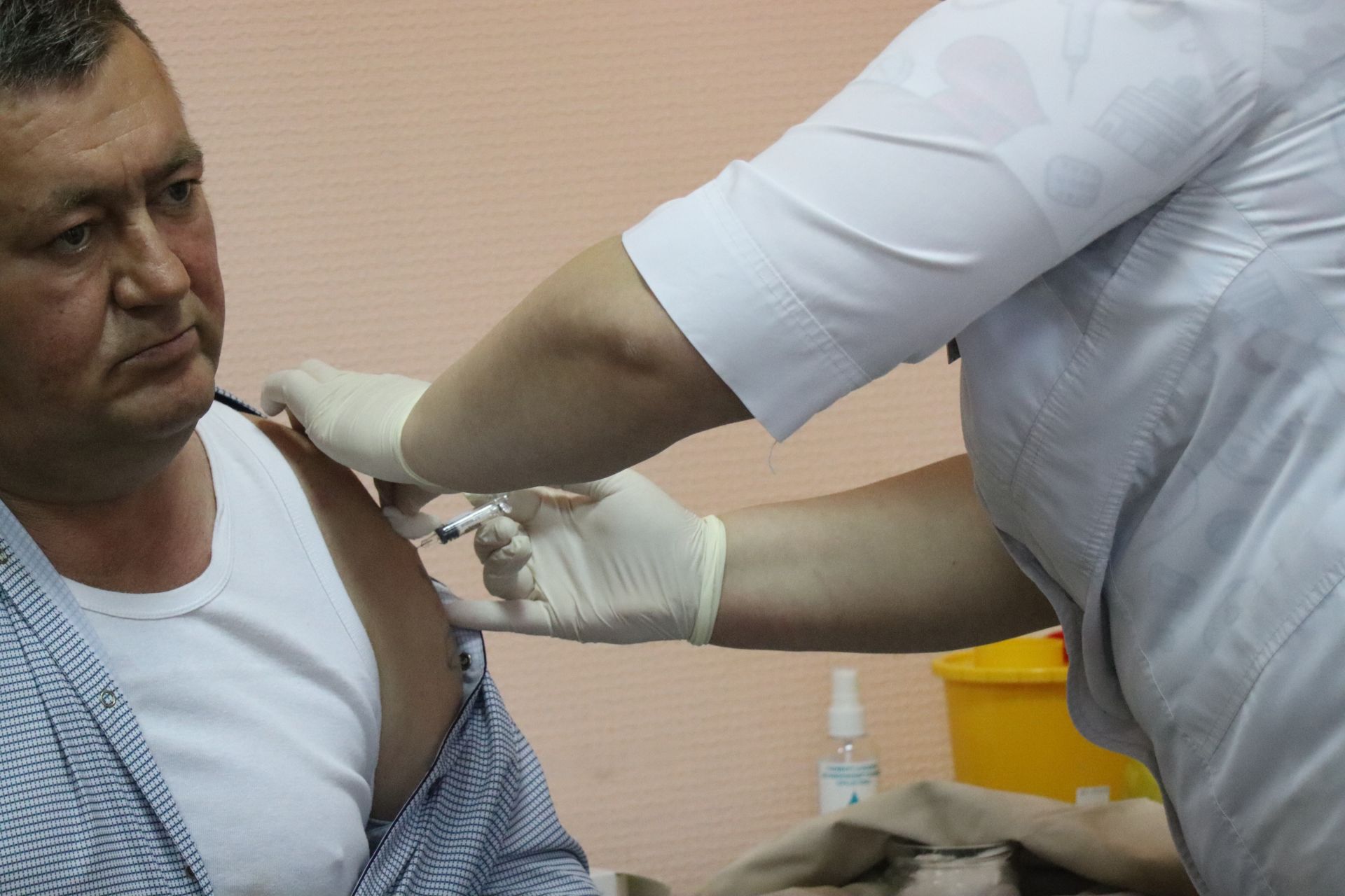 Глава Нурлатского района показал пример подчиненным и поставил прививку против гриппа