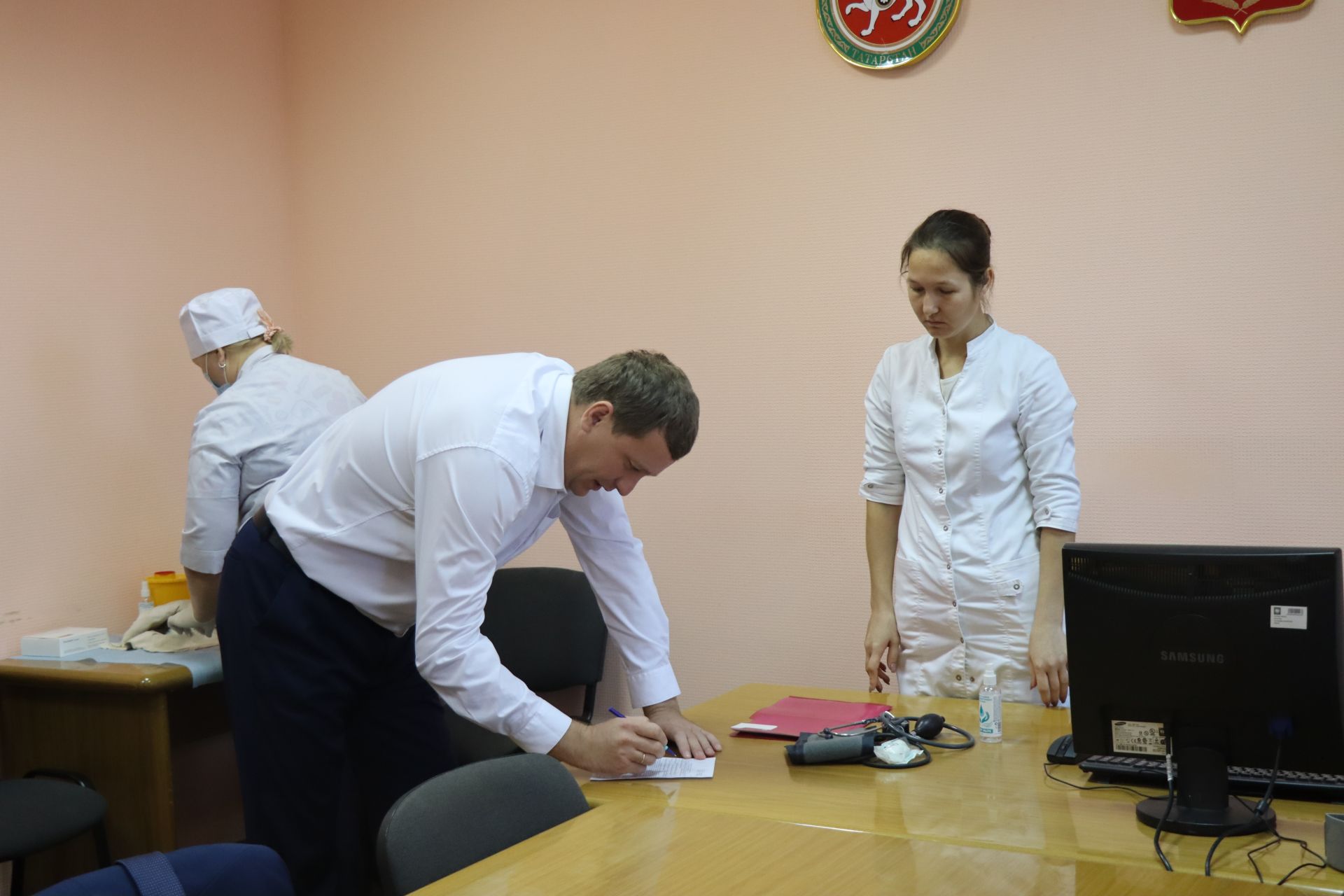 Глава Нурлатского района показал пример подчиненным и поставил прививку против гриппа