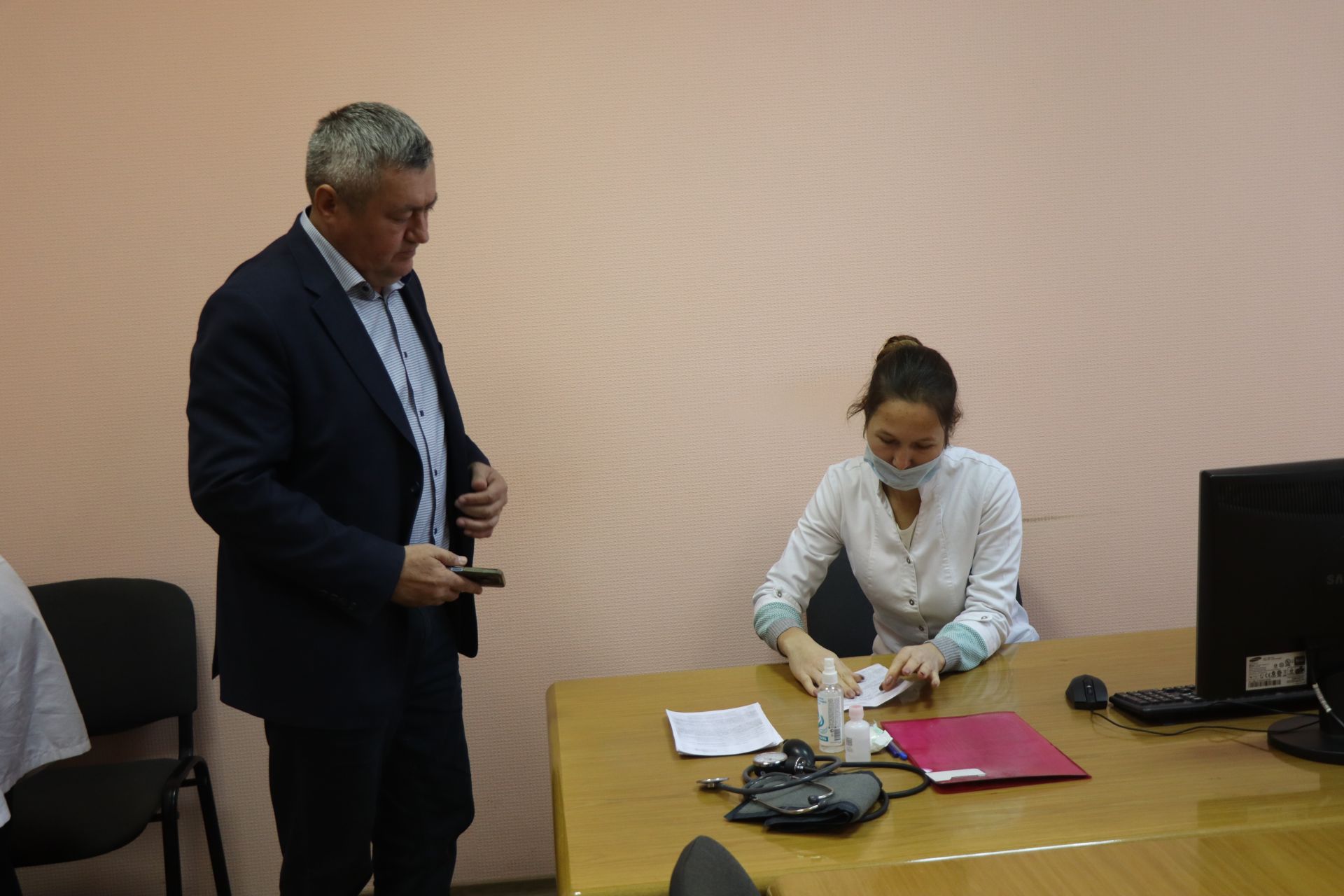 Глава Нурлатского района показал пример подчиненным и поставил прививку против гриппа
