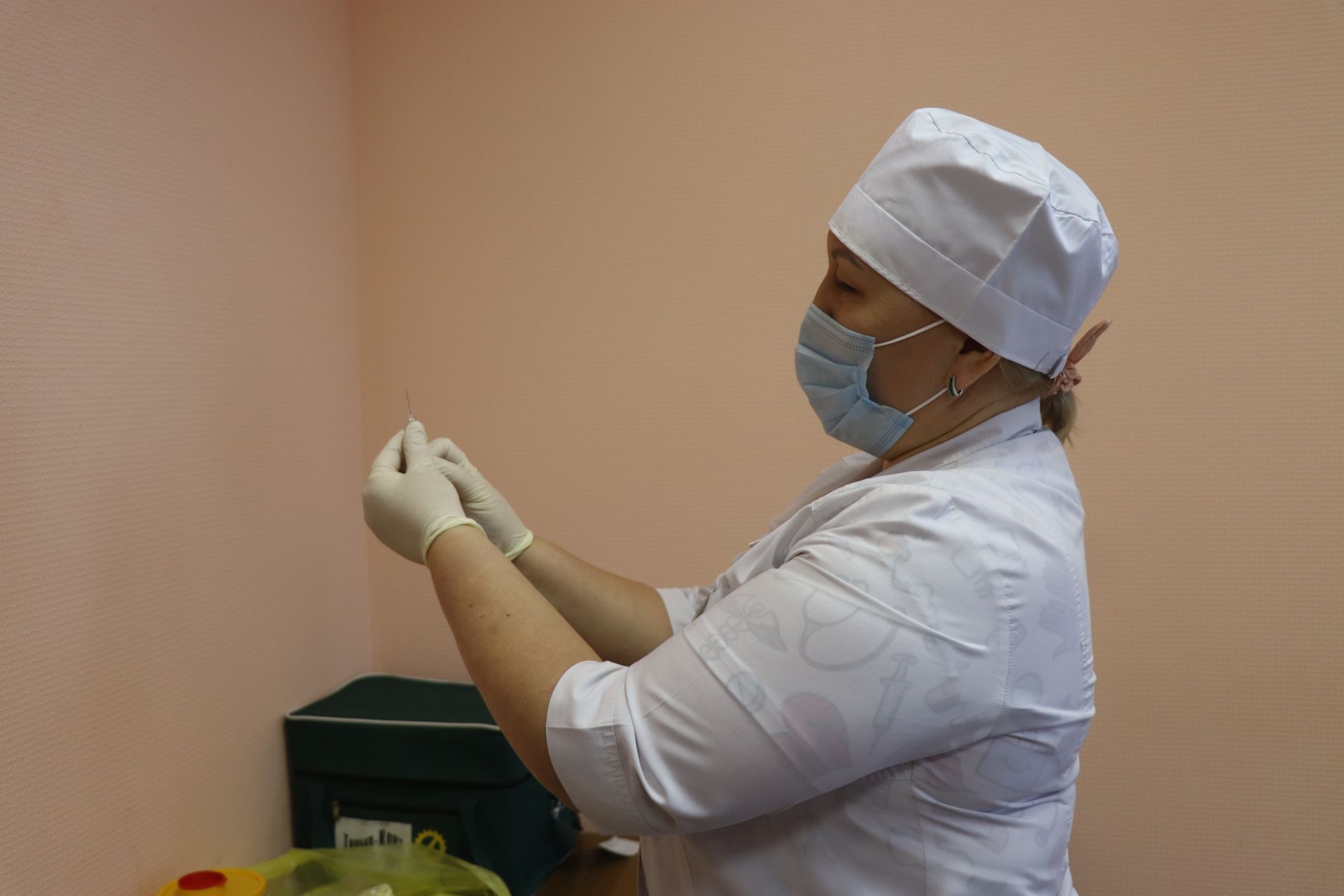 Глава Нурлатского района показал пример подчиненным и поставил прививку против гриппа