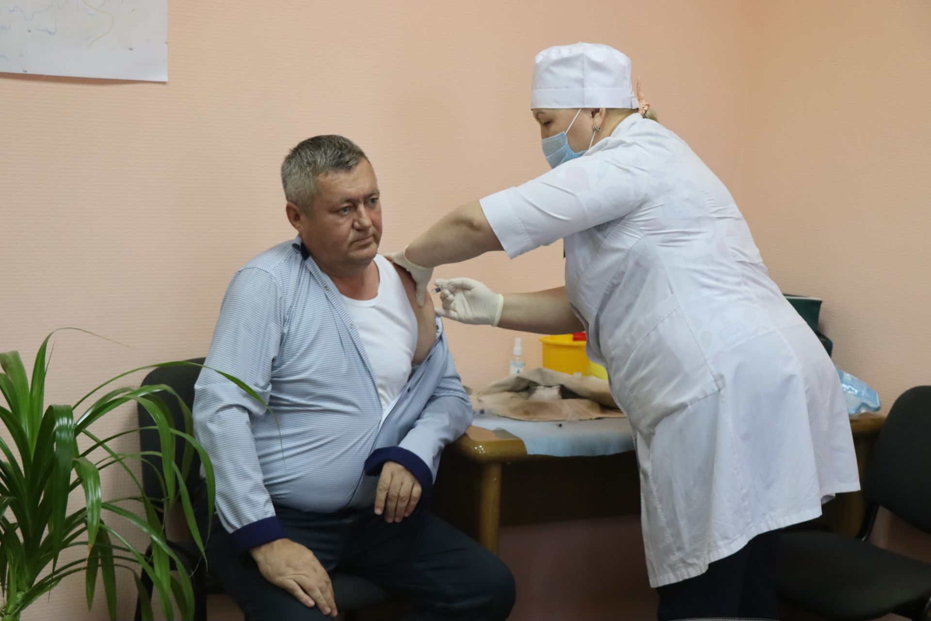 Глава Нурлатского района показал пример подчиненным и поставил прививку против гриппа
