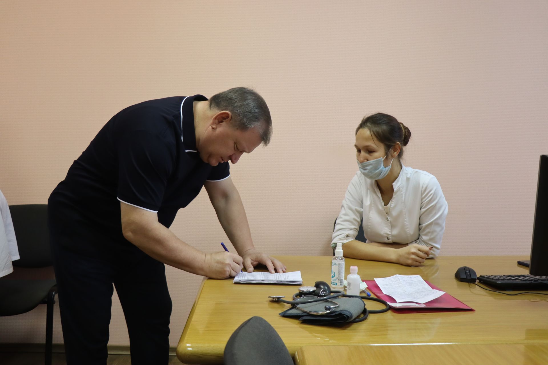 Глава Нурлатского района показал пример подчиненным и поставил прививку против гриппа