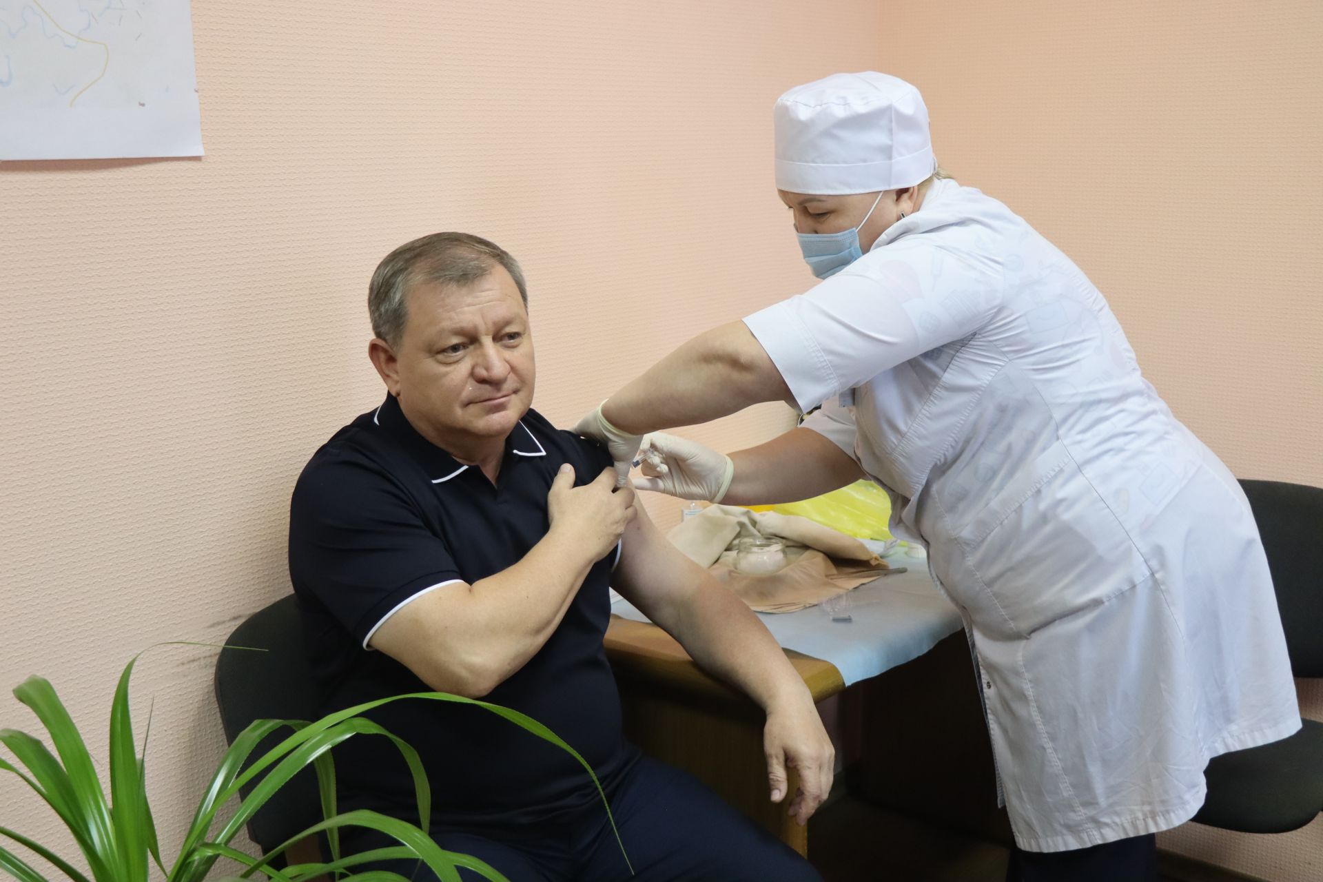 Глава Нурлатского района показал пример подчиненным и поставил прививку против гриппа