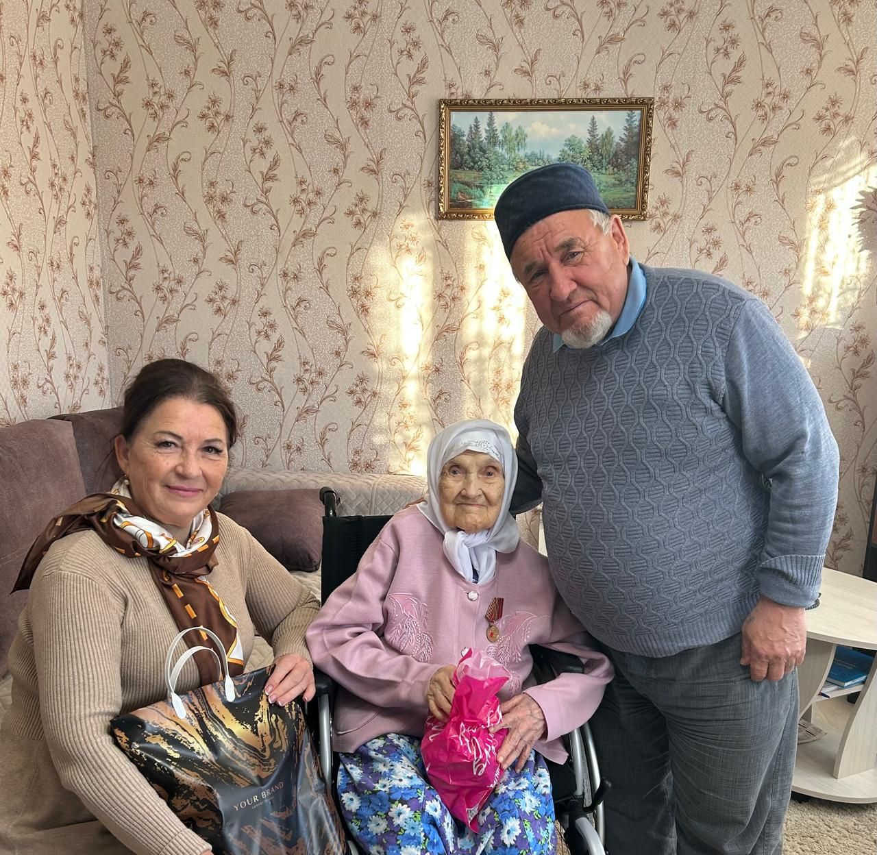 Столетней учительнице из Нурлатского района вручили праздничный набор в честь Дня пожилого человека