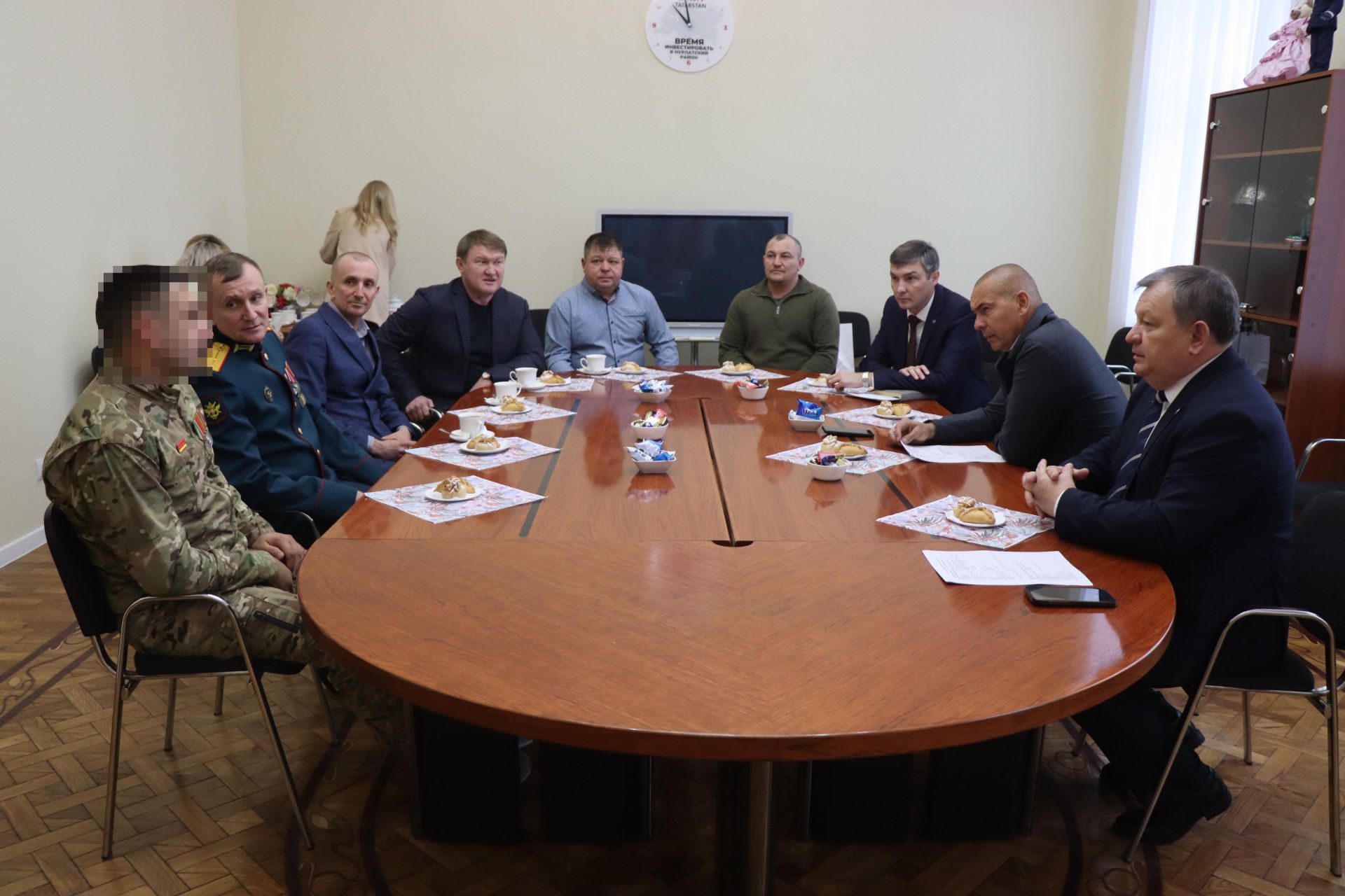В Нурлате бойцу СВО вручили партбилет, а волонтера наградили медалью