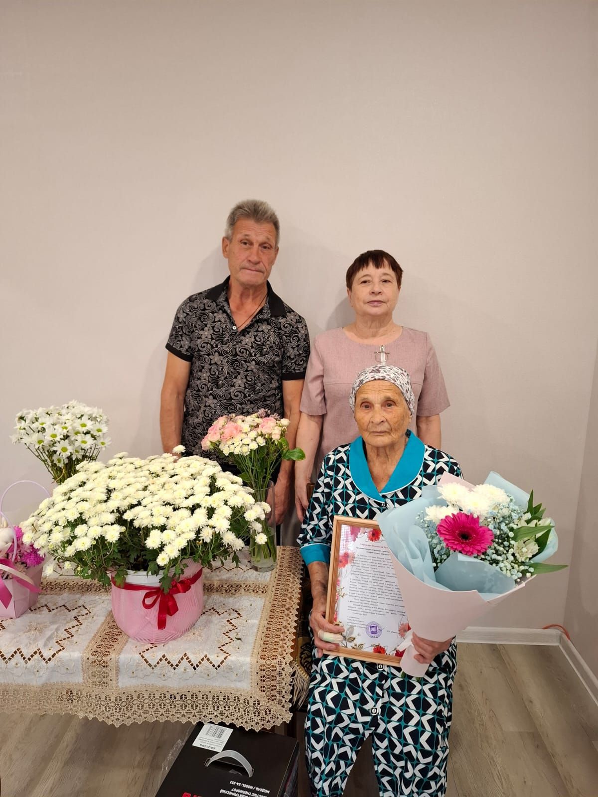 90 лет мудрости, труда и любви: жительницу Нурлата Валентину Сёмочкину поздравили с юбилеем