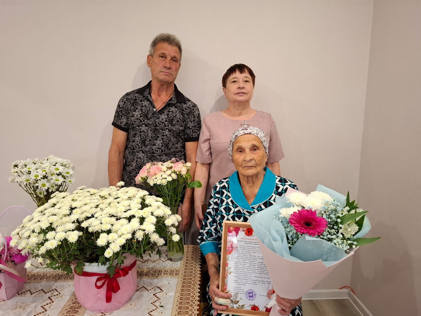 90 лет мудрости, труда и любви: жительницу Нурлата Валентину Сёмочкину поздравили с юбилеем