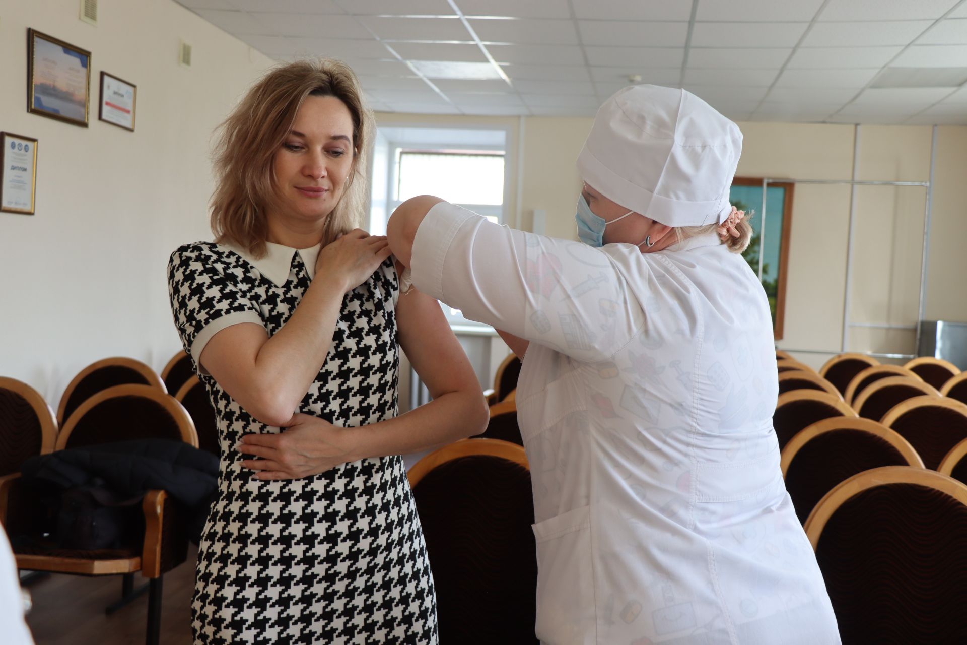 Коллектив исполнительного комитета Нурлатского района присоединился к кампании по вакцинации от гриппа
