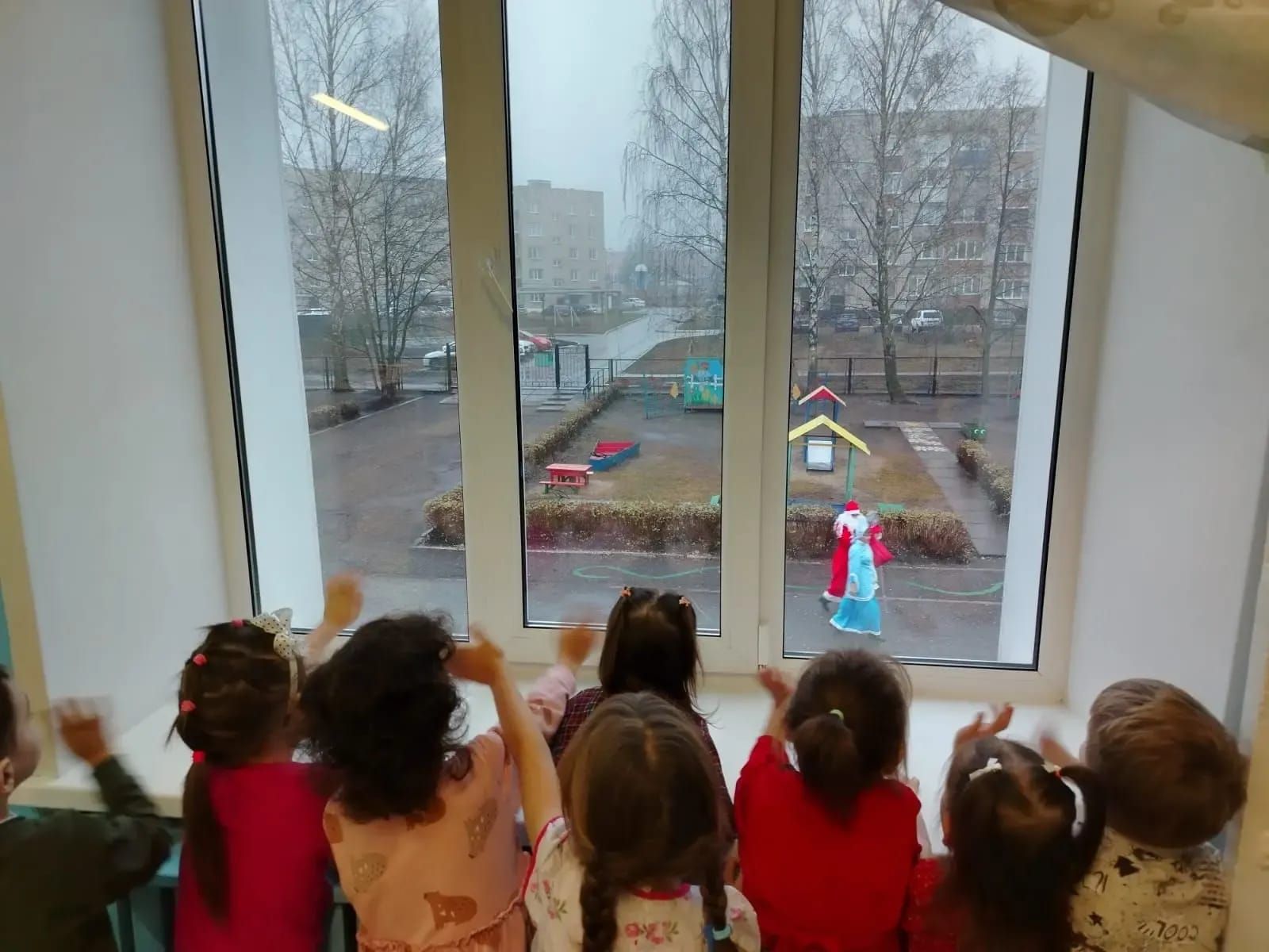 Воспитанников детского сада «Сказка» навестил Дед Мороз