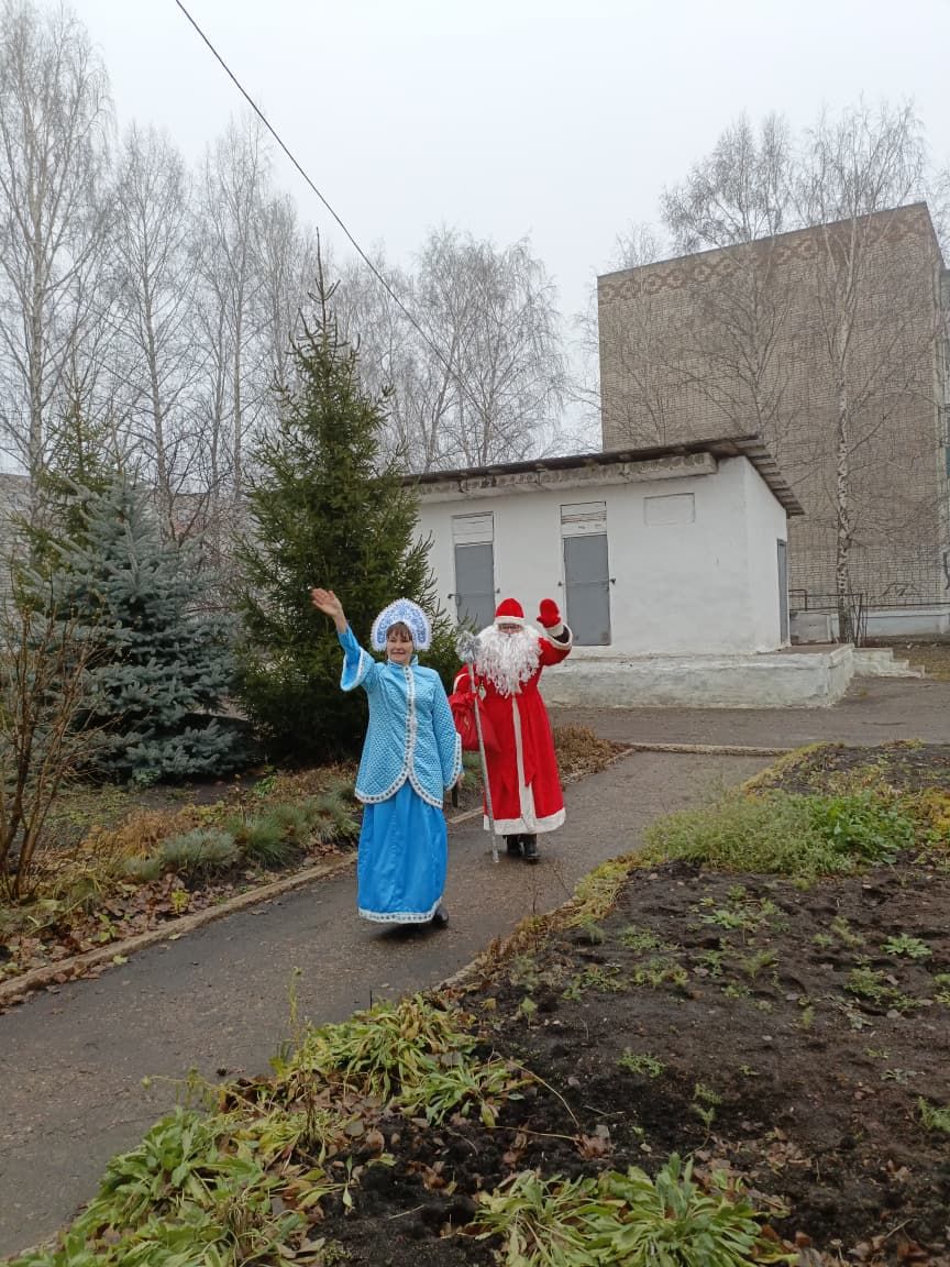 Воспитанников детского сада «Сказка» навестил Дед Мороз