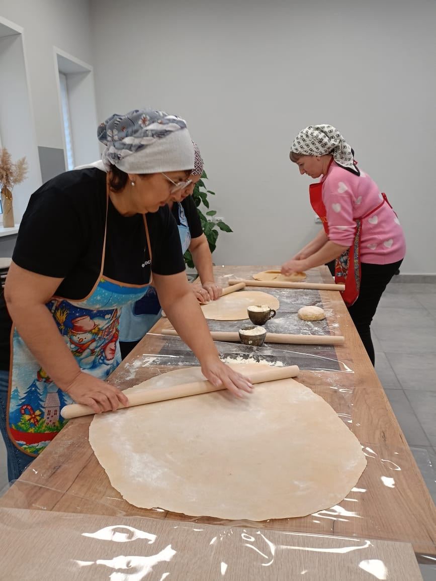 Сотрудники спортивной школы «Ледок» готовили лапшу для участников СВО