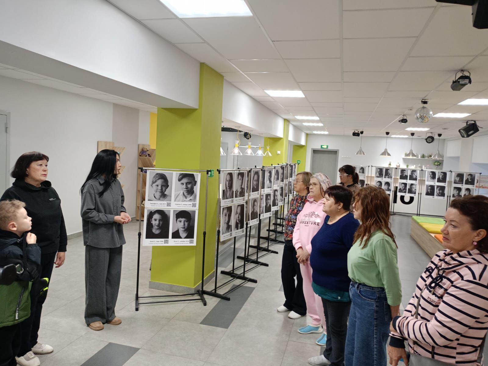 Найти семью для ребенка: в КДЦ «Грани» работает уникальная фотовыставка