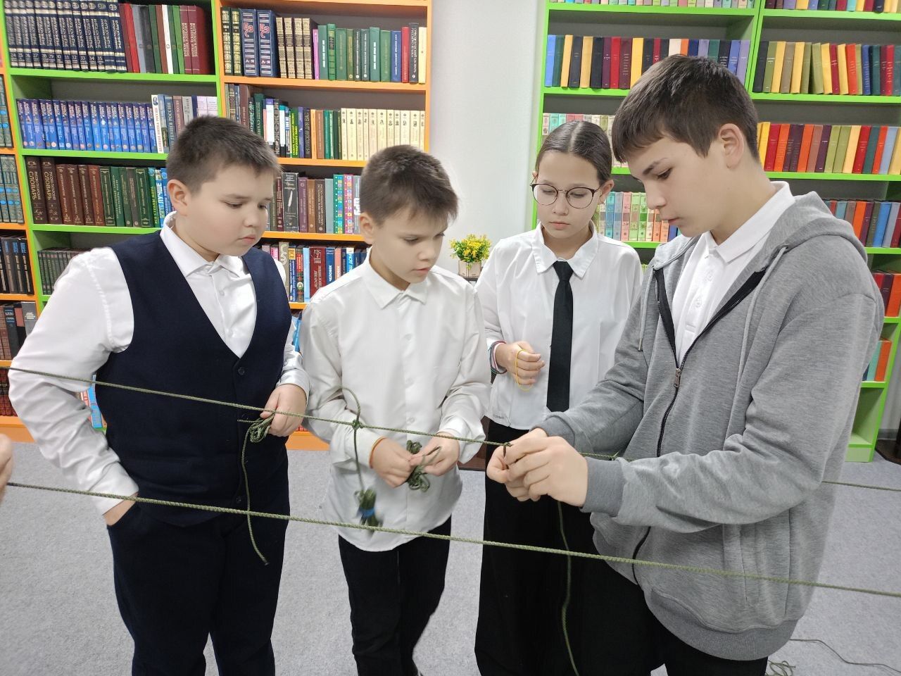 Юные волонтеры Нурлата соткали невидимый щит для наших бойцов