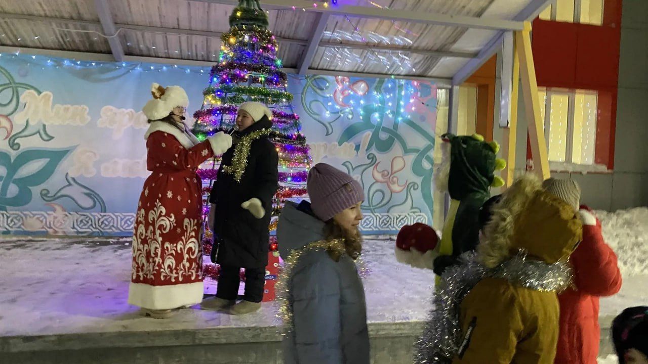 Сказка пришла в Нурлат: в Музыкальном сквере зажглась ёлка