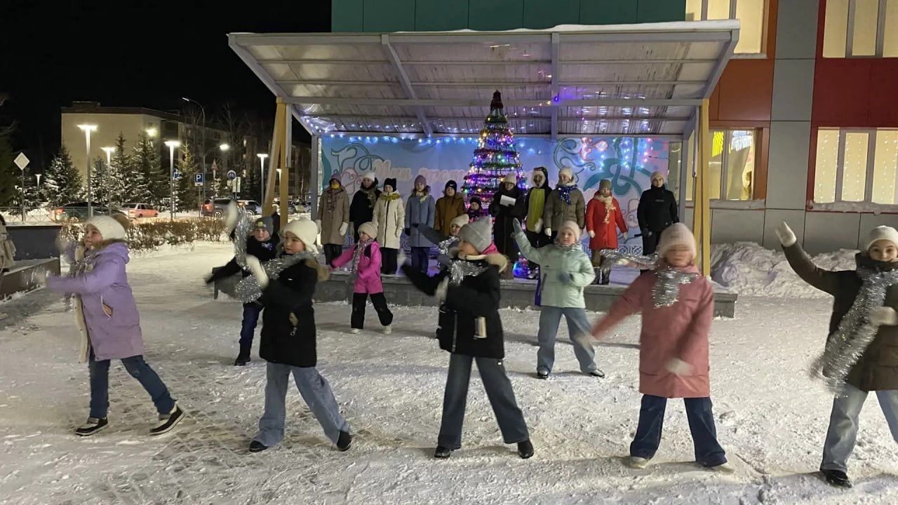 Сказка пришла в Нурлат: в Музыкальном сквере зажглась ёлка