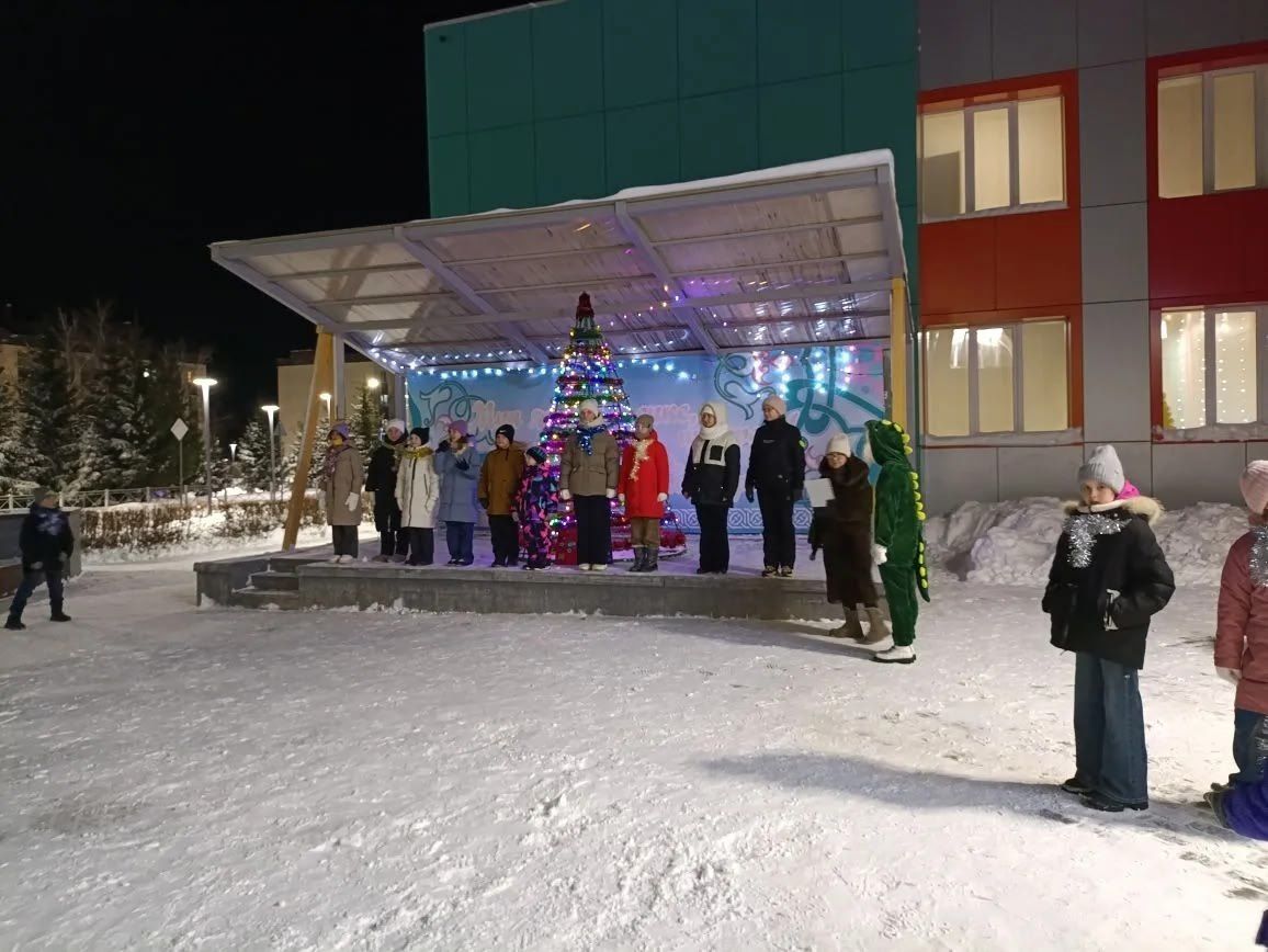 Сказка пришла в Нурлат: в Музыкальном сквере зажглась ёлка