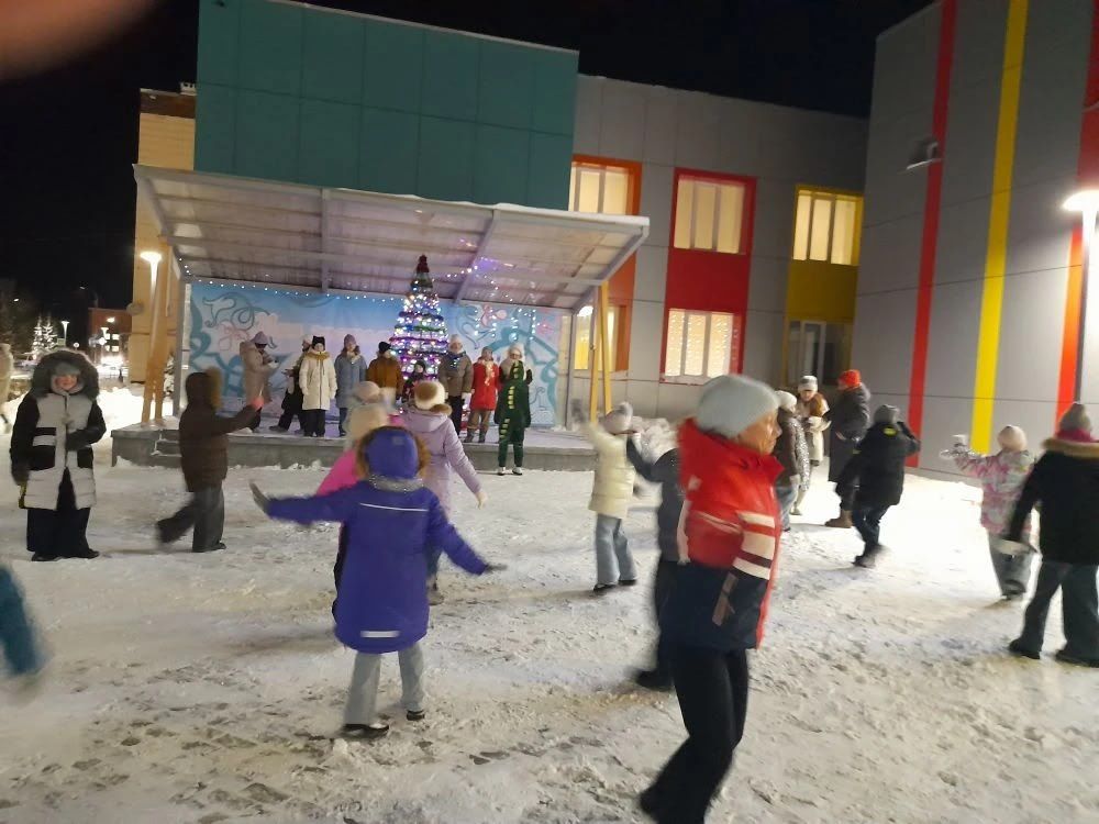 Сказка пришла в Нурлат: в Музыкальном сквере зажглась ёлка