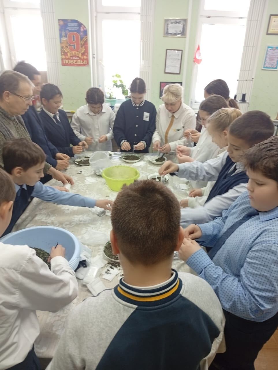 Урок патриотизма на практике: нурлатские гимназисты помогли в сборе гуманитарной помощи