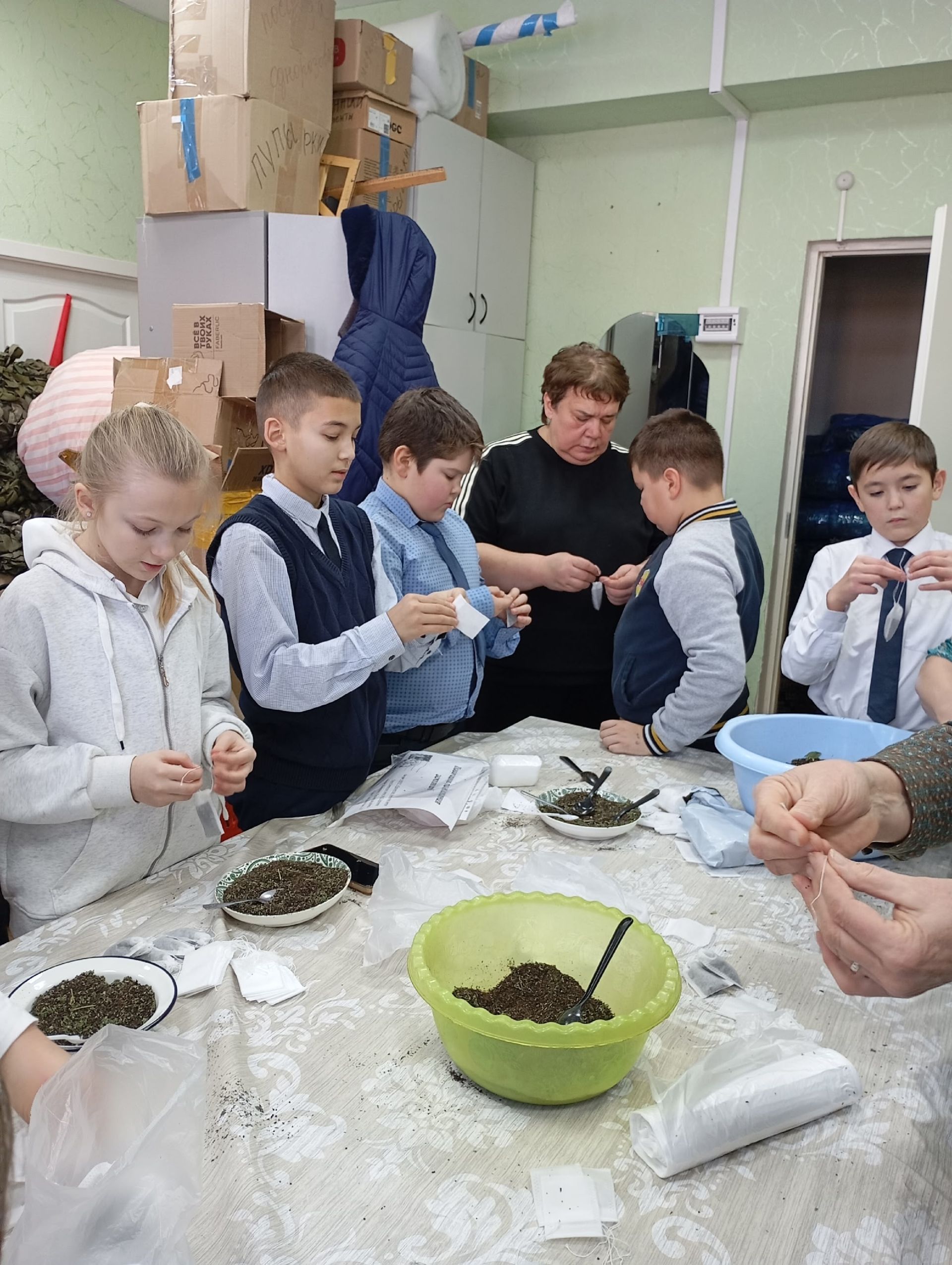 Урок патриотизма на практике: нурлатские гимназисты помогли в сборе гуманитарной помощи