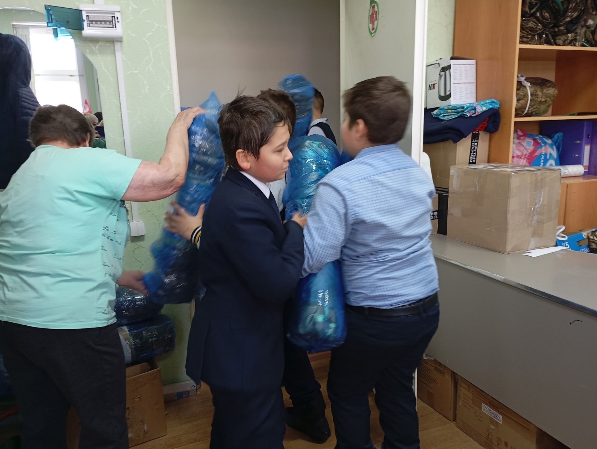 Урок патриотизма на практике: нурлатские гимназисты помогли в сборе гуманитарной помощи