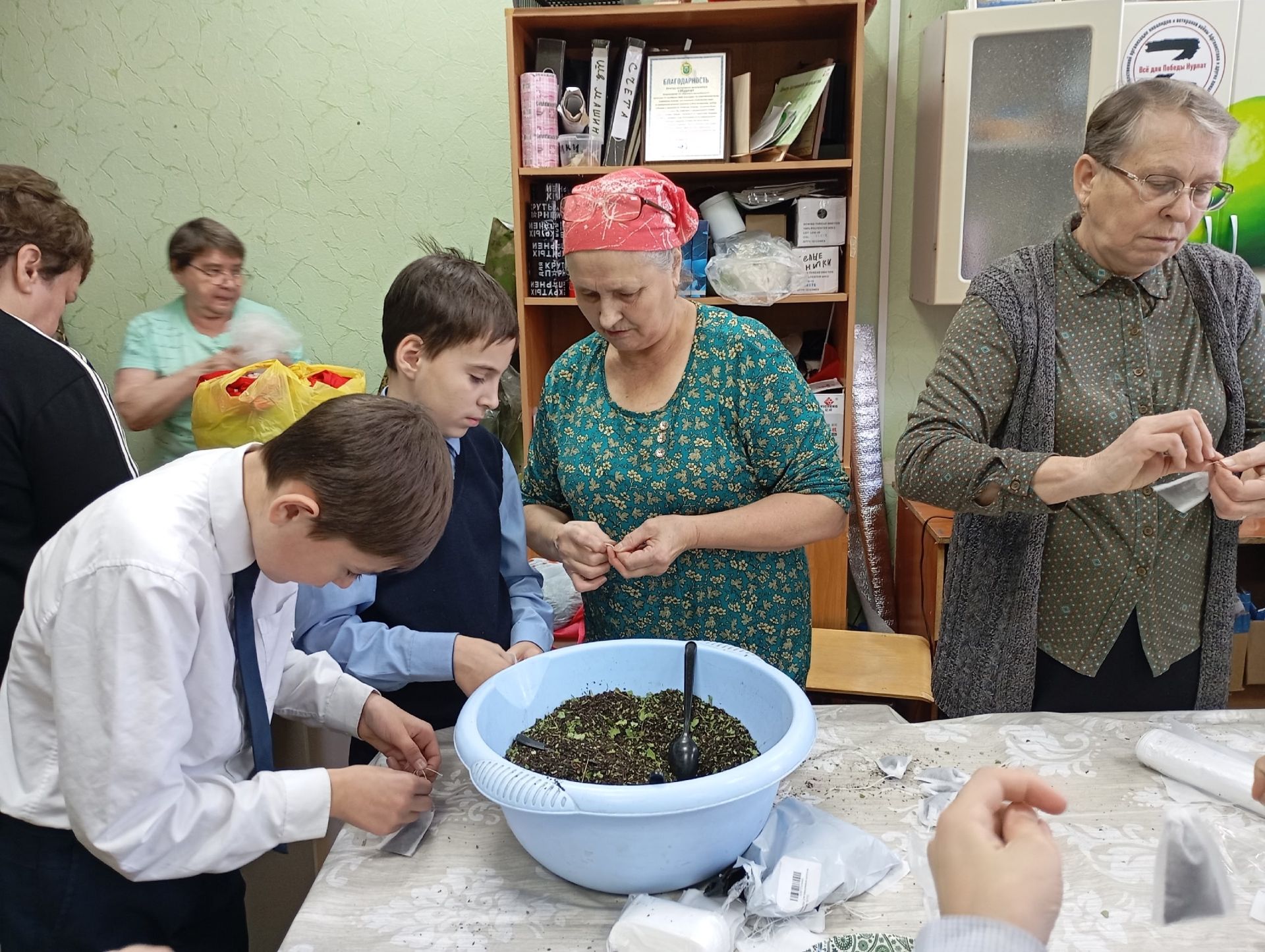 Урок патриотизма на практике: нурлатские гимназисты помогли в сборе гуманитарной помощи