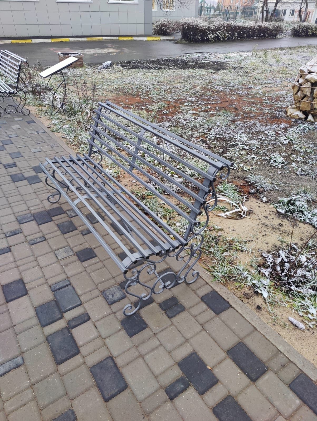 В Нурлатской школе открыли новые скамейки в честь педагогов