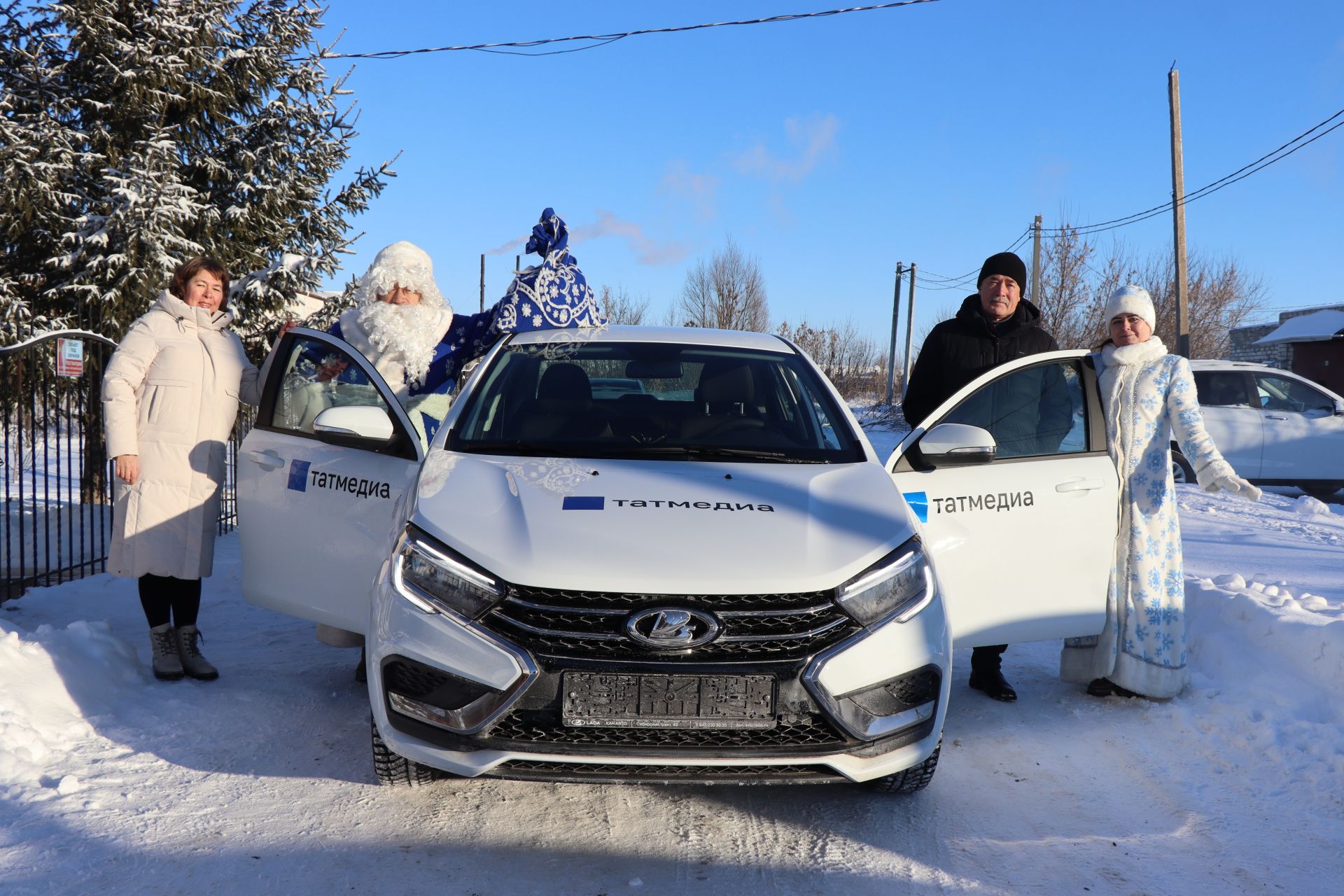 Ключи от нового автомобиля «Лада Веста» для журналистов «Нурлат-информа» вручил Рустам Минниханов