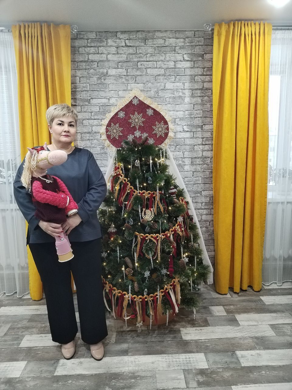 Мастерица из Нурлата создала символ 2026 года Лошадь и украсила дом в русском стиле