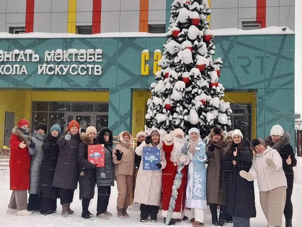«Праздник к нам приходит»: в сквере «Музыкальный» прошла новогодняя программа от школы искусств «Сэлэт»