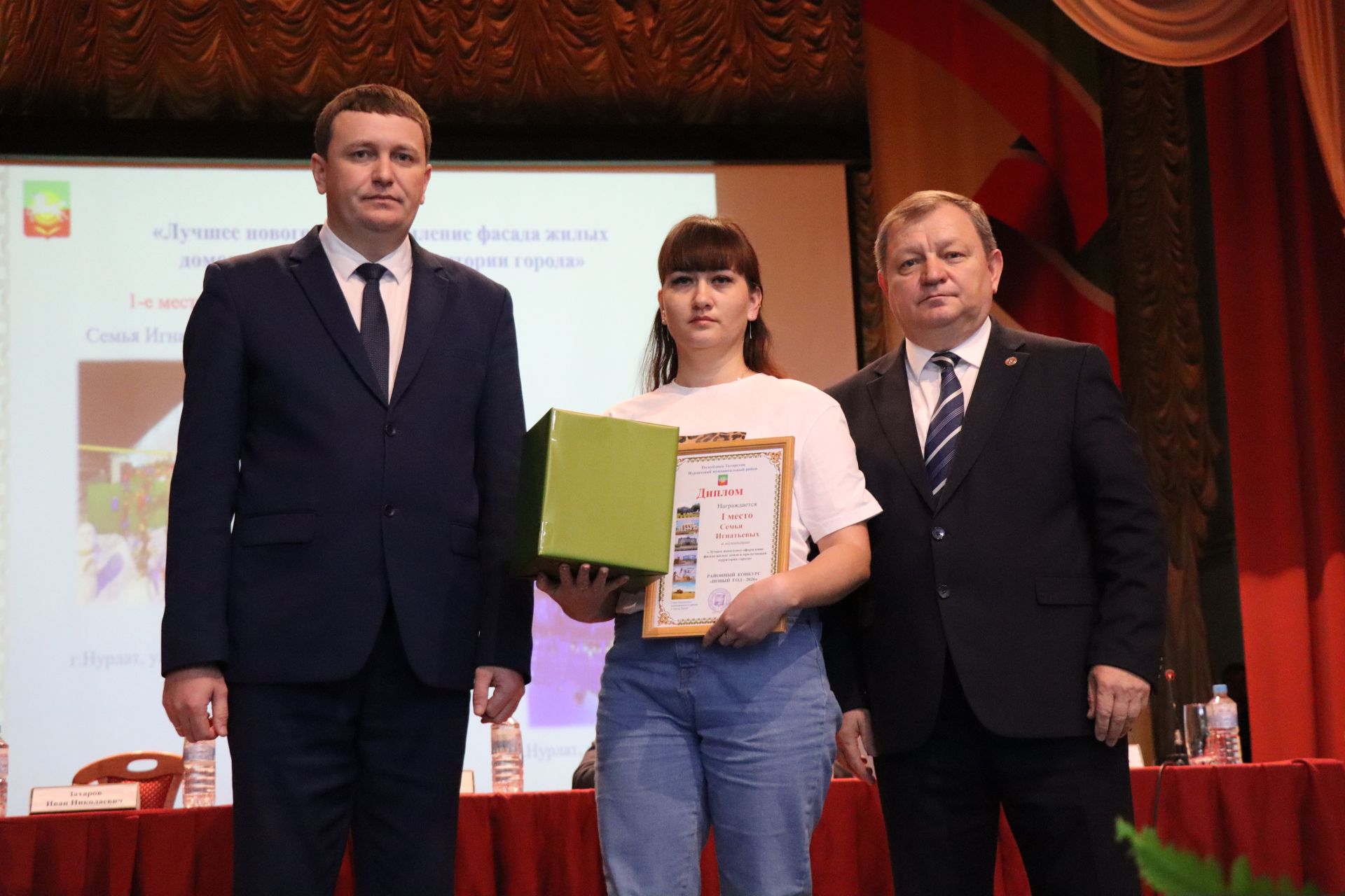 Игнатьевы из Нурлата  ярко украсили свой дом к новогодним праздникам