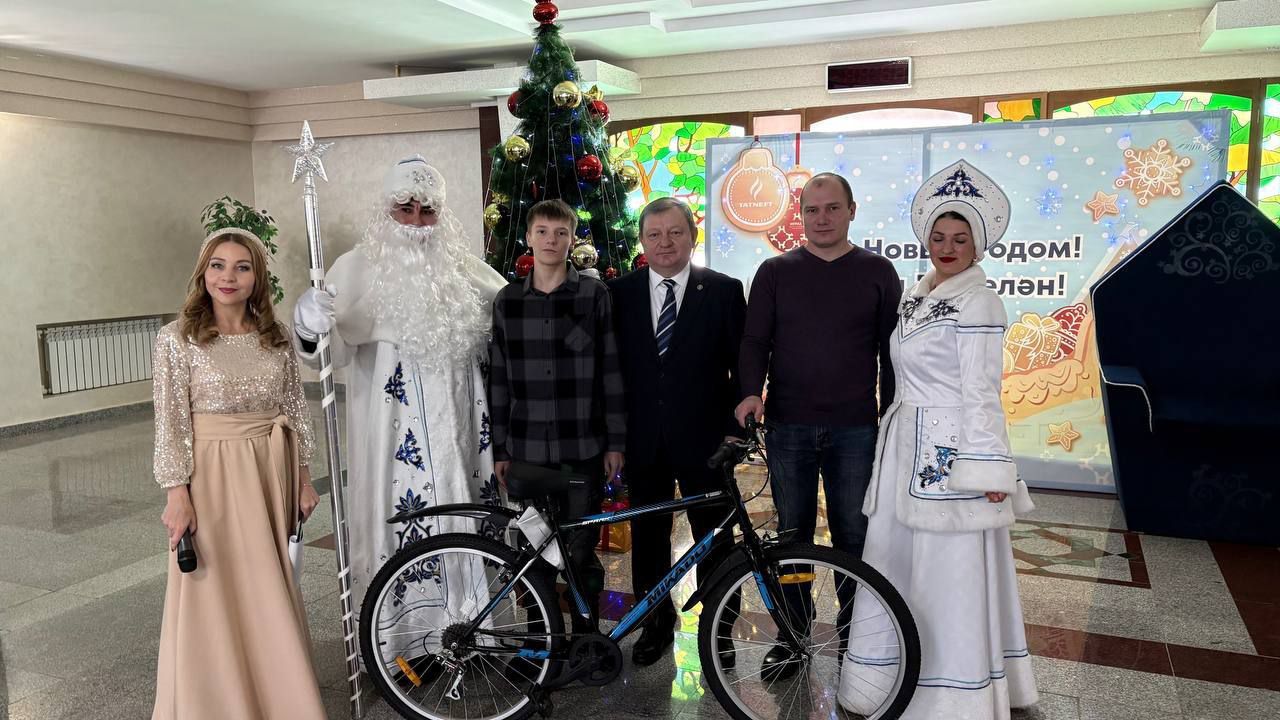 Дамир Ишкинеев исполнил заветные новогодние мечты особенных детей
