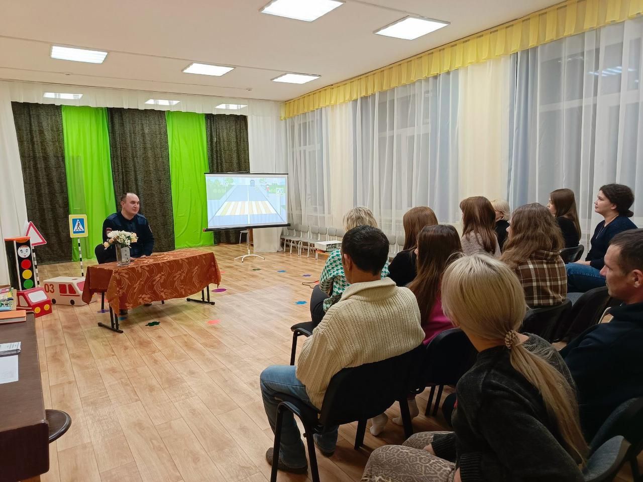 Инспектор ГИБДД провел беседу с родителями в детском саду «Колосок»