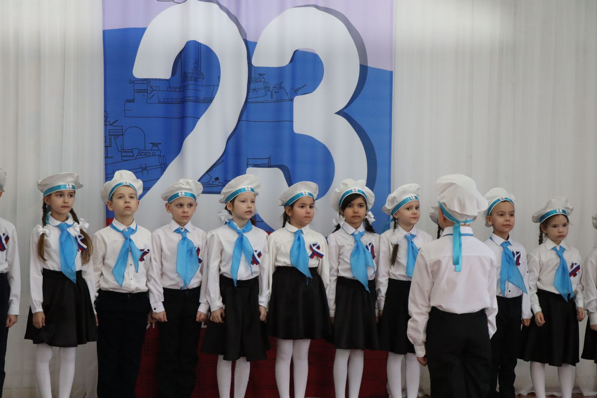 Нурлатский смотр строя и песни: волонтеры, героическая память и детская отвага (фоторепортаж)