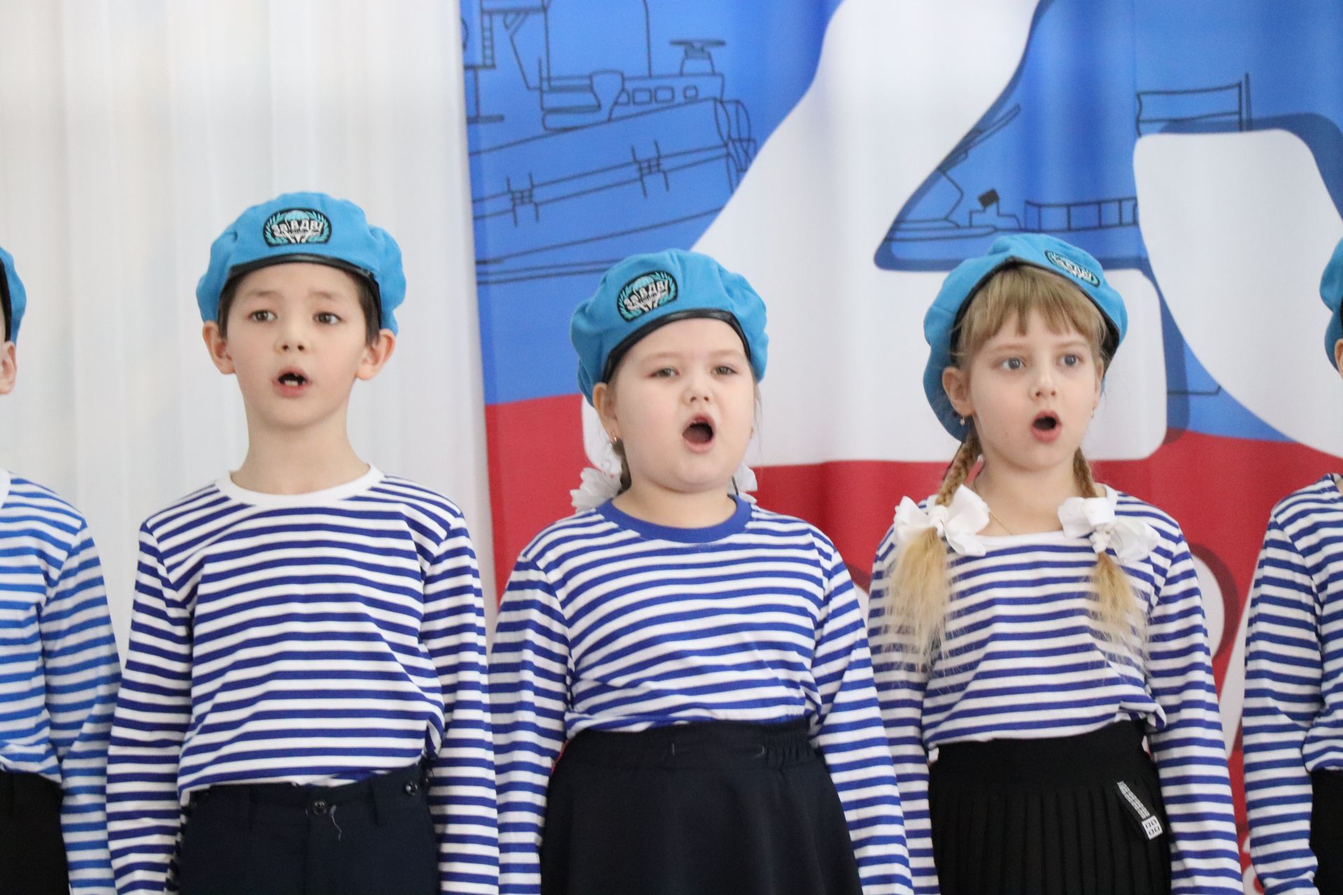 Нурлатский смотр строя и песни: волонтеры, героическая память и детская отвага (фоторепортаж)