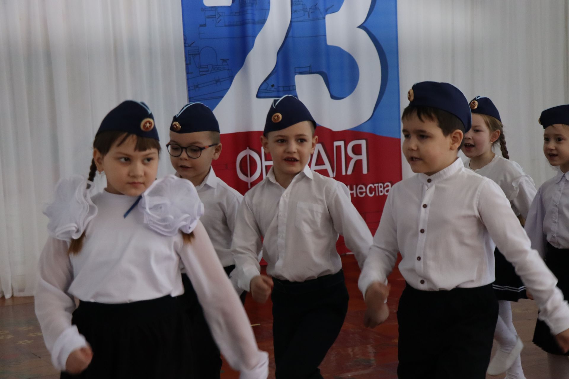 Нурлатский смотр строя и песни: волонтеры, героическая память и детская отвага (фоторепортаж)