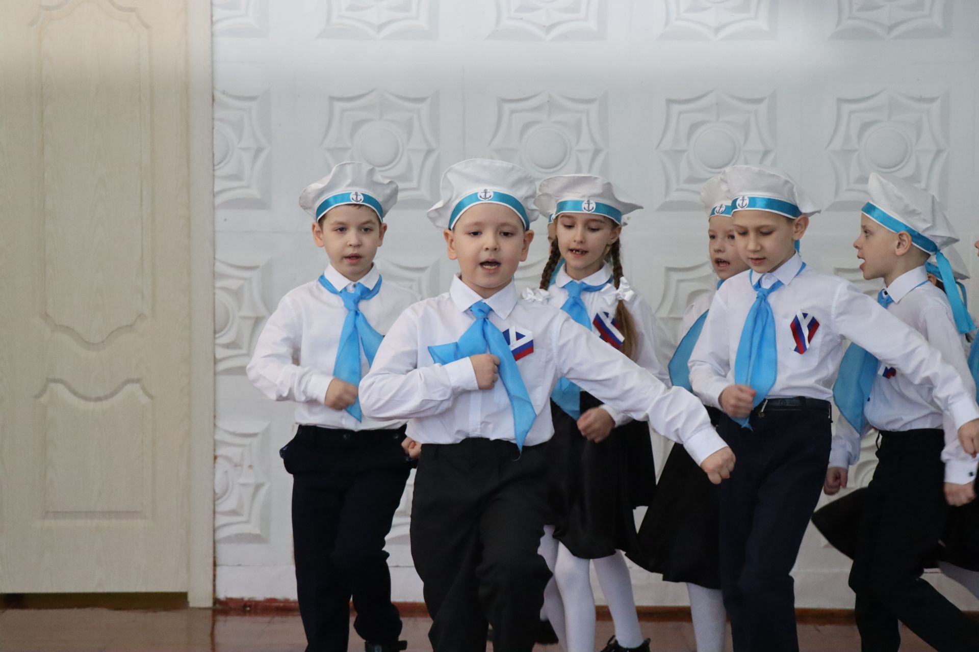 Нурлатский смотр строя и песни: волонтеры, героическая память и детская отвага (фоторепортаж)