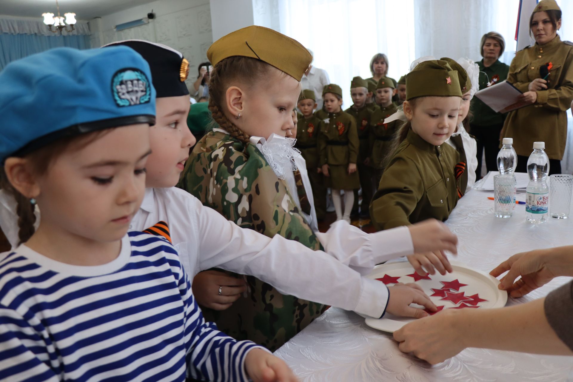 Нурлатский смотр строя и песни: волонтеры, героическая память и детская отвага (фоторепортаж)