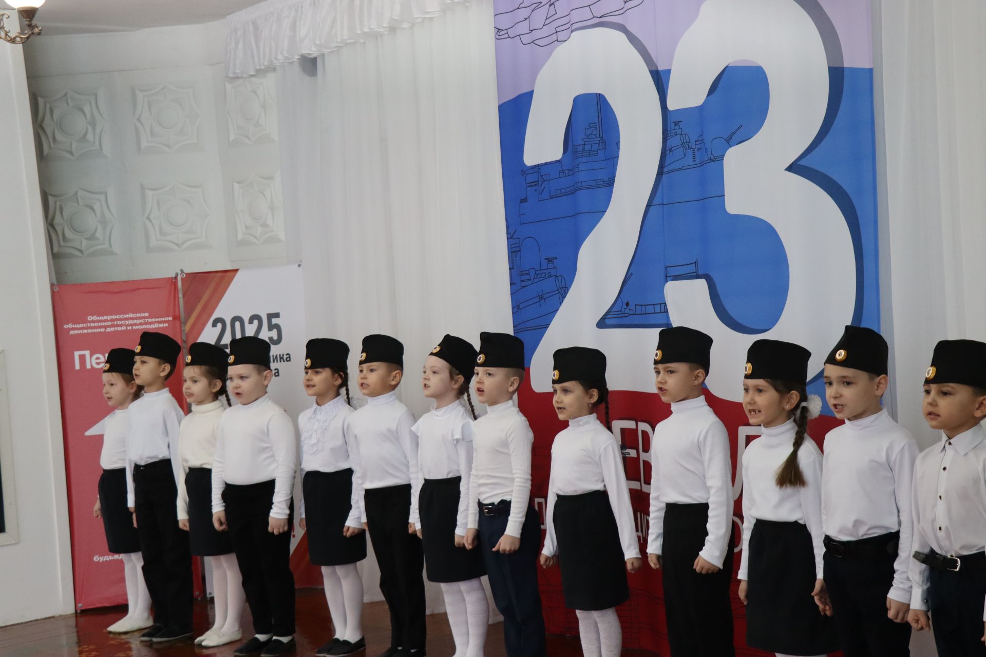 Нурлатский смотр строя и песни: волонтеры, героическая память и детская отвага (фоторепортаж)