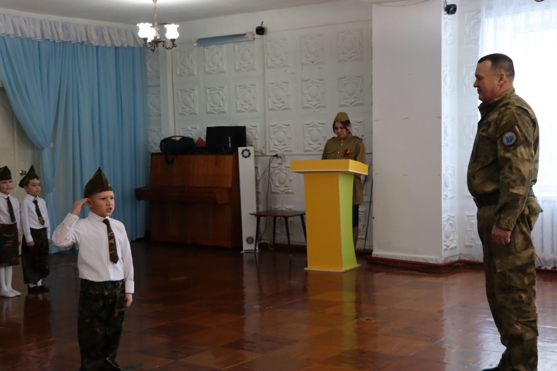 Нурлатский смотр строя и песни: волонтеры, героическая память и детская отвага (фоторепортаж)