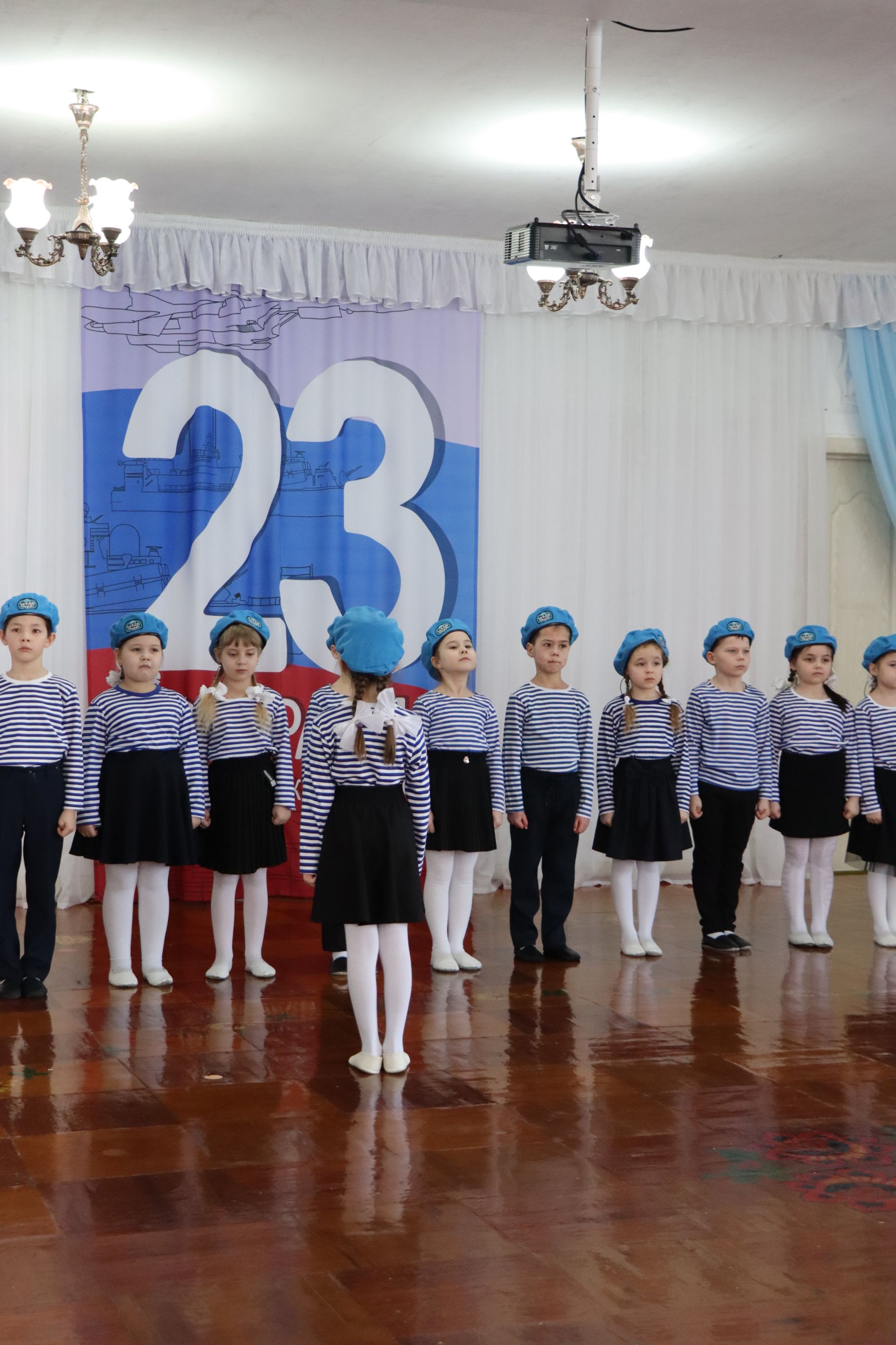 Нурлатский смотр строя и песни: волонтеры, героическая память и детская отвага (фоторепортаж)