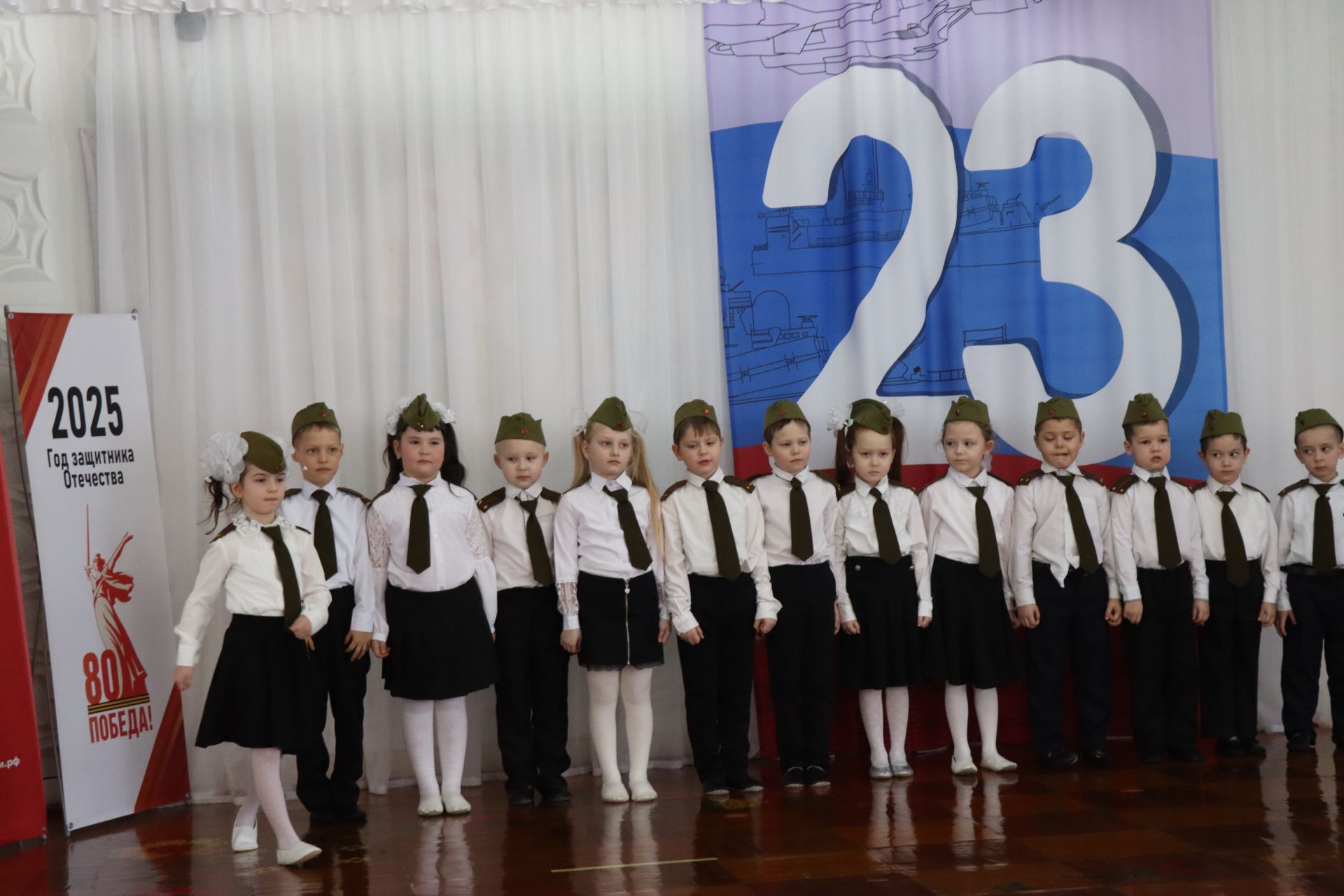 Нурлатский смотр строя и песни: волонтеры, героическая память и детская отвага (фоторепортаж)