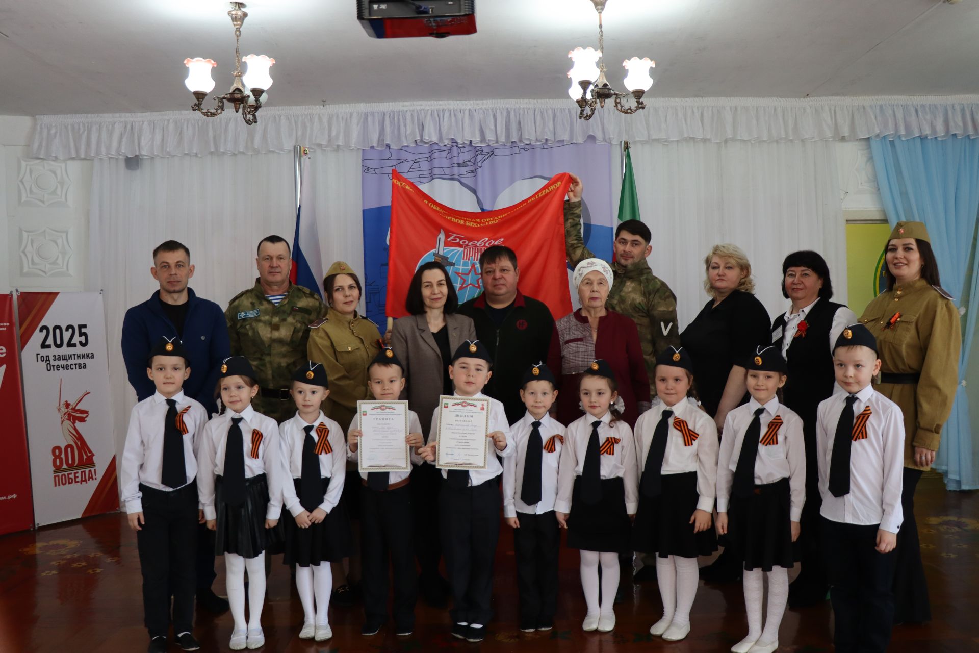 Нурлатский смотр строя и песни: волонтеры, героическая память и детская отвага (фоторепортаж)