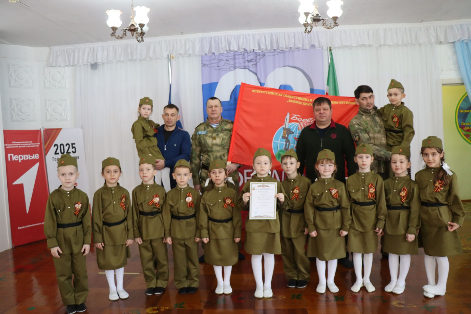 Нурлатский смотр строя и песни: волонтеры, героическая память и детская отвага (фоторепортаж)